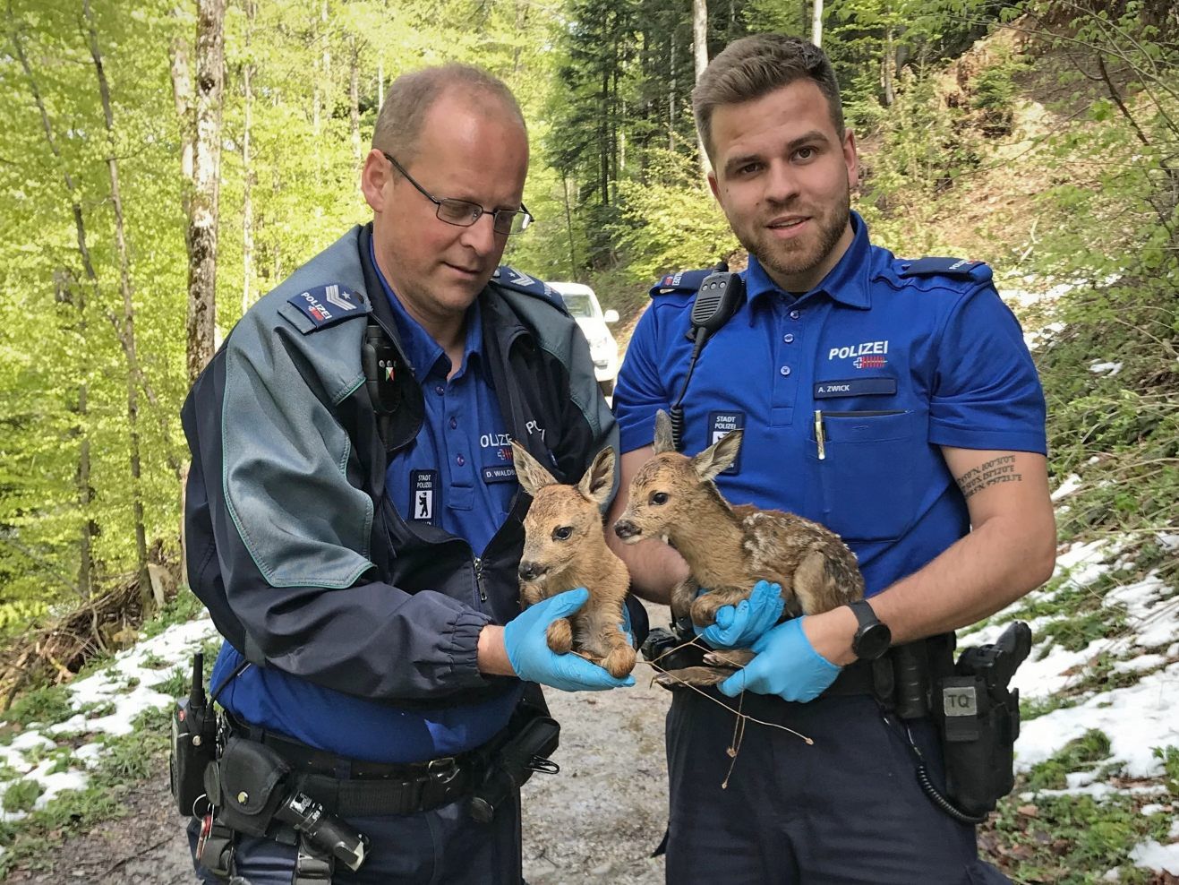 Die beiden Polizisten retteten den Tierbabys wahrscheinlich das Leben.