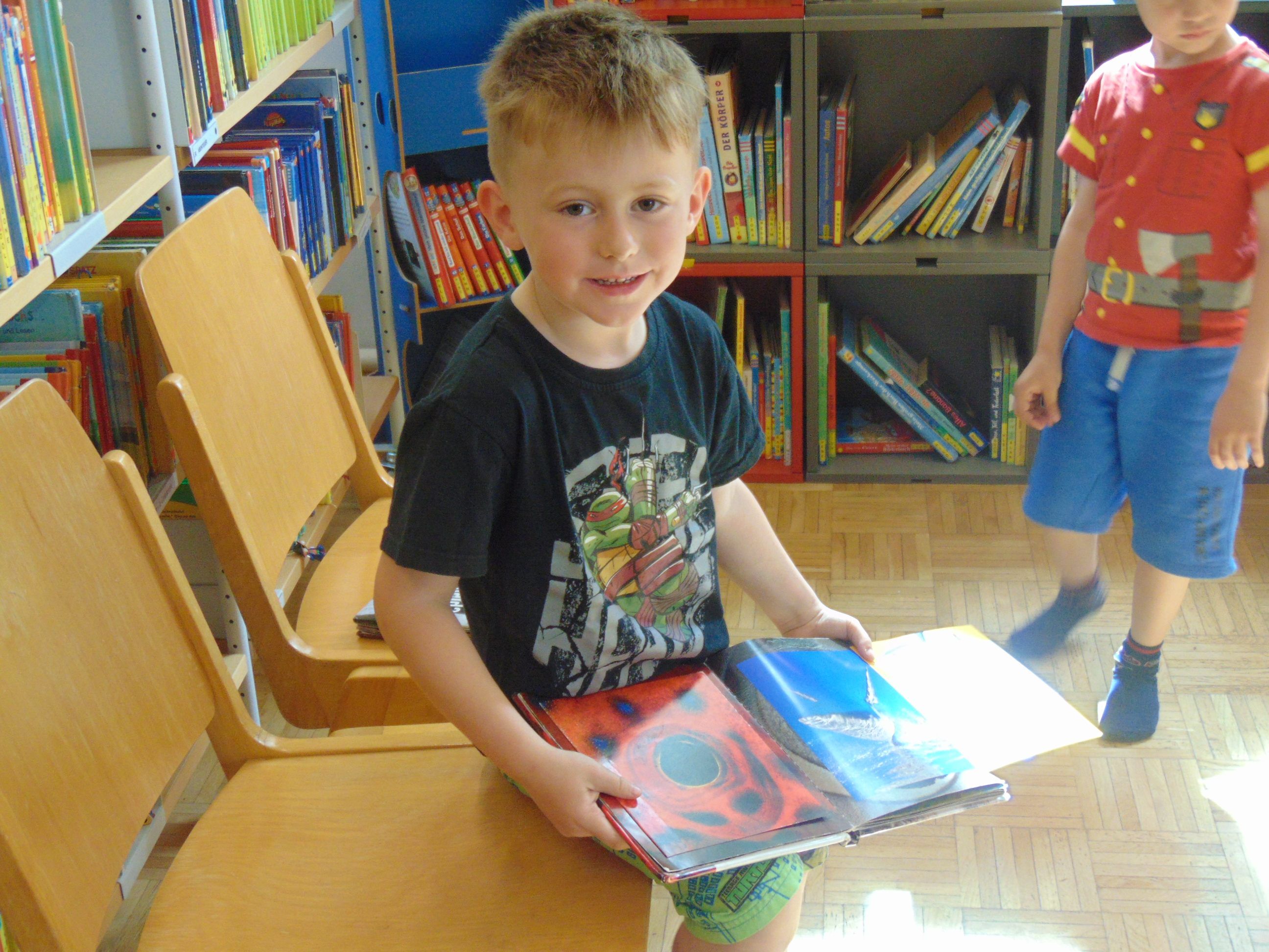Die Kinder freuen sich über die Büchergutscheine