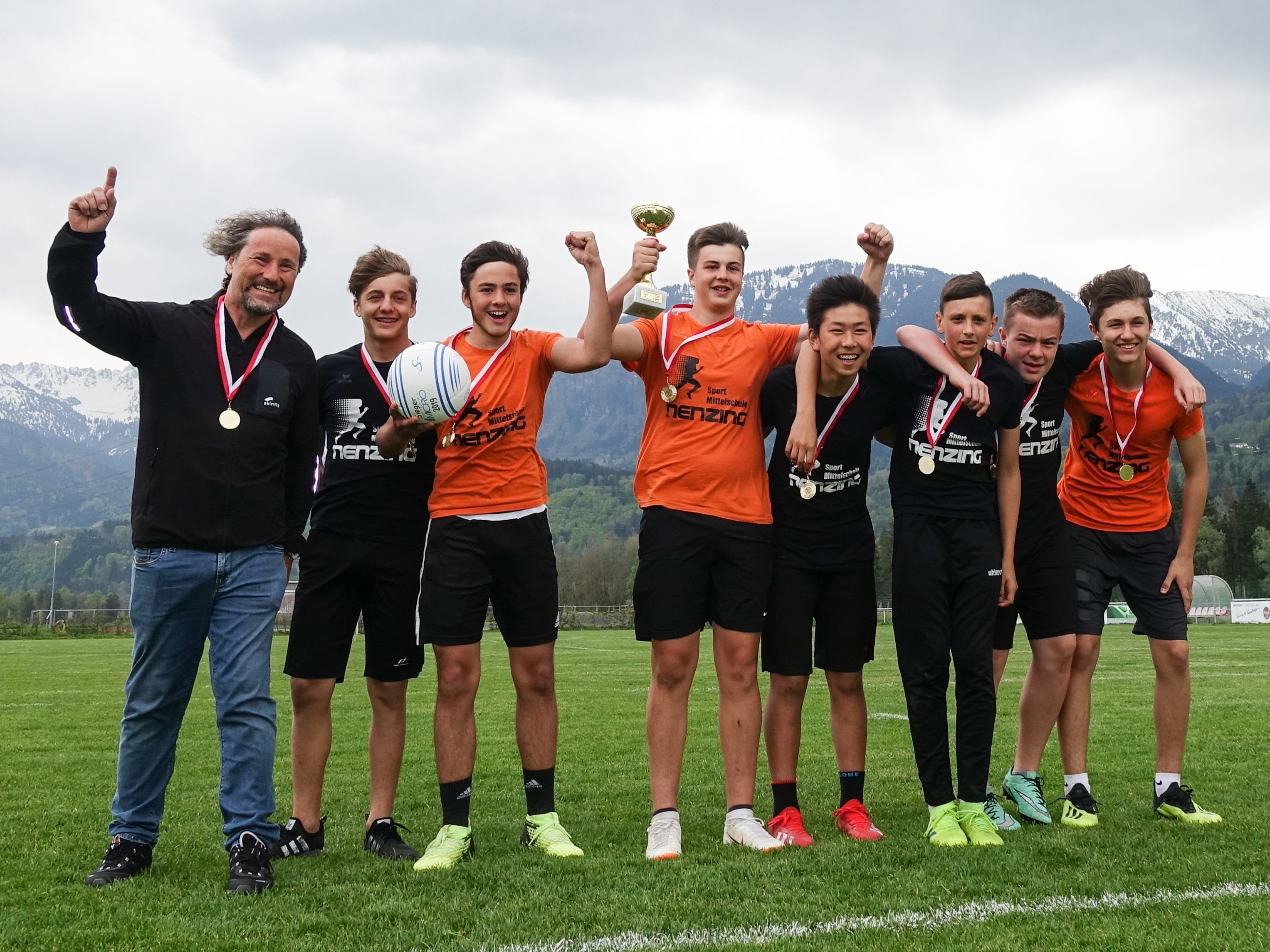 Michael Tomaselli, Jan Weixlbaumer, Matej Burtscher, Lino Zhang, Lukas Rützler, Aleksandar Konjevic und Jonathan Bischof – hier mit Trainer Rainer Schallert - zeigten starke Nerven und sicherten sich den Landestitel. Michael Tomaselli, Jan Weixlbaumer, Matej Burtscher, Lino Zhang, Lukas Rützler, Aleksandar Konjevic und Jonathan Bischof – hier mit Trainer Rainer Schallert - zeigten starke Nerven und sicherten sich den Landestitel.