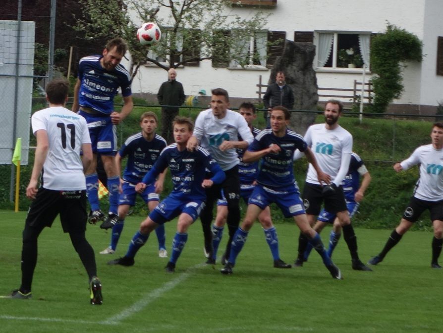 Der Andelsbucher Abwehrchef David Fink (beim Kopfball) ist gegen Bizau fraglich. Der Andelsbucher Abwehrchef David Fink (beim Kopfball) ist gegen Bizau fraglich.
