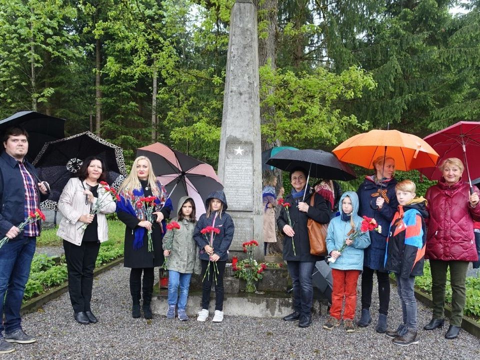 In Vorarlberg wohnhafte Menschen aus Russisch sprechenden Ländern, Vorarlberger, Schweizer und Liechtensteiner nahmen an der Gedenkfeier teil.