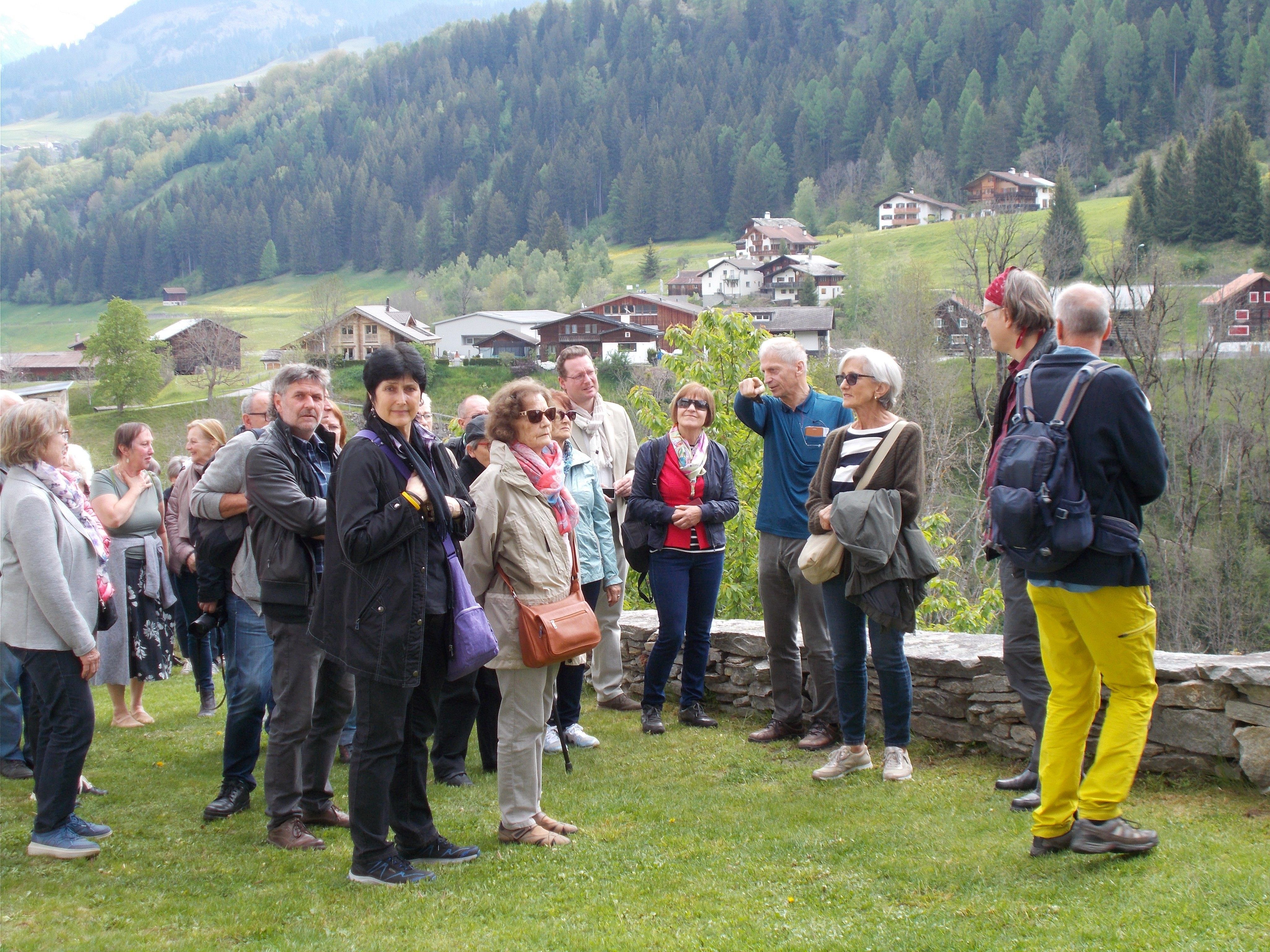 Der Kulturkreis Hohenems begab sich mit Prof. Rudi Hirnböck zu Kraftorten in Graubünden