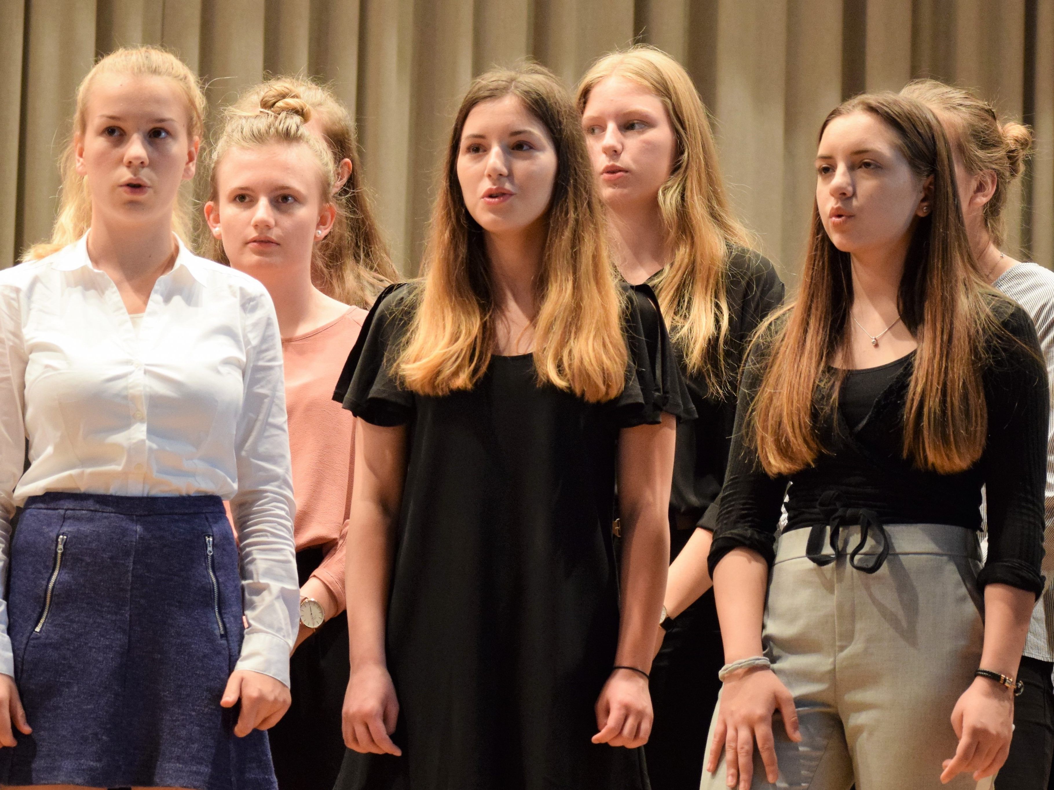 Schülerinnen und Schüler des musischen Zweigs zeigen ihr Können. Schülerinnen und Schüler des musischen Zweigs zeigen ihr Können.