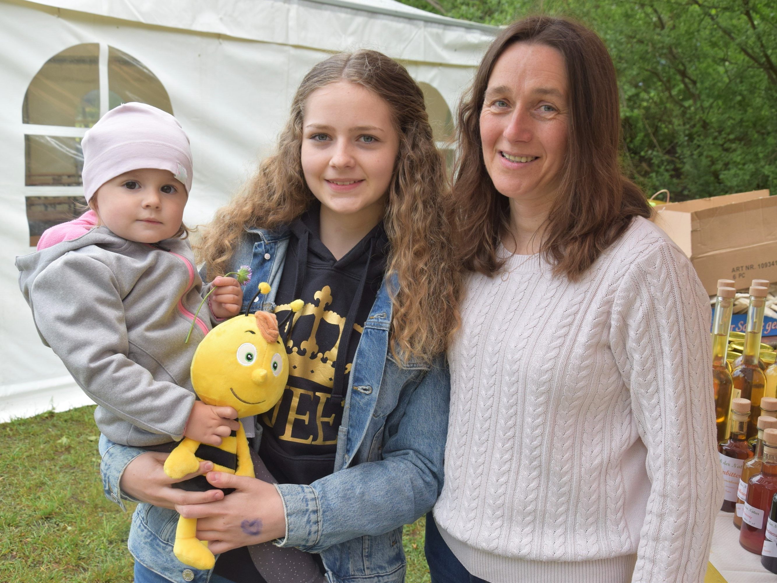 Feierten mit beim Bienenfest: v.l. Emma (2), Diana und Sabine Feierten mit beim Bienenfest: v.l. Emma (2), Diana und Sabine