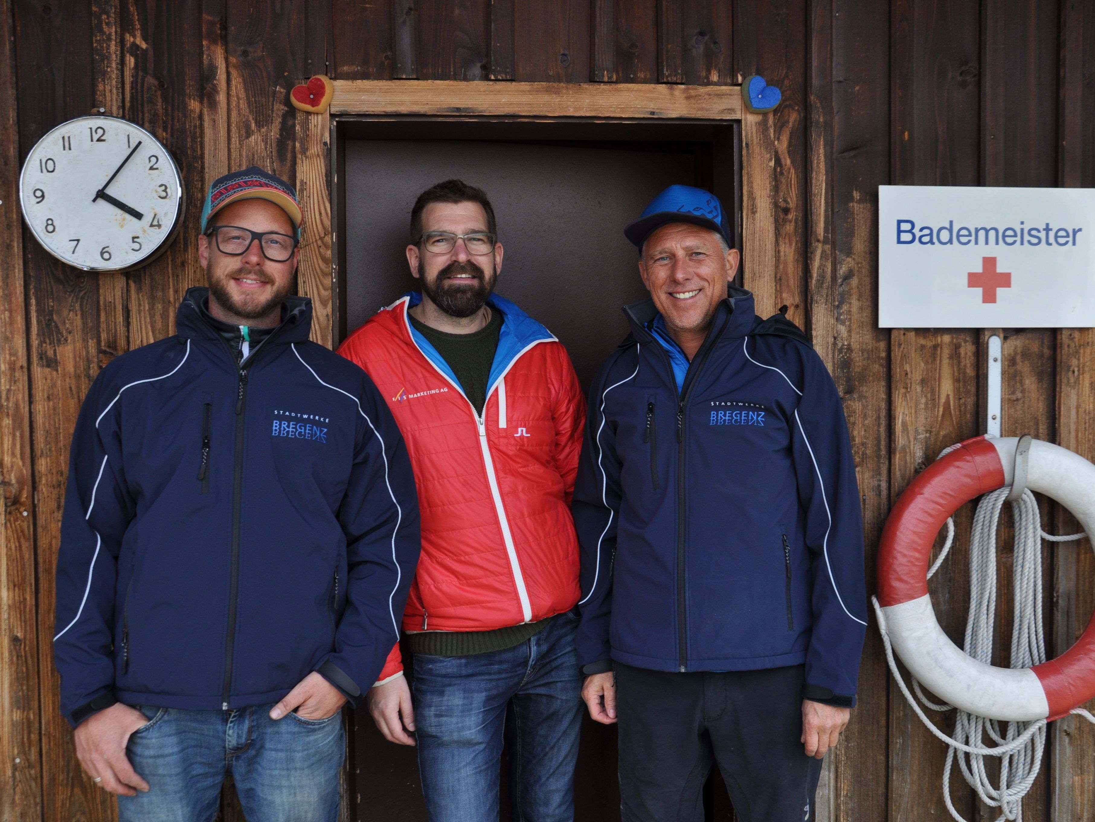 (v.l.) Bademeister Philip Bade, Betriebsleiter Alexander Fritz und Bademeister Elmar Kurz. (Foto: lai)