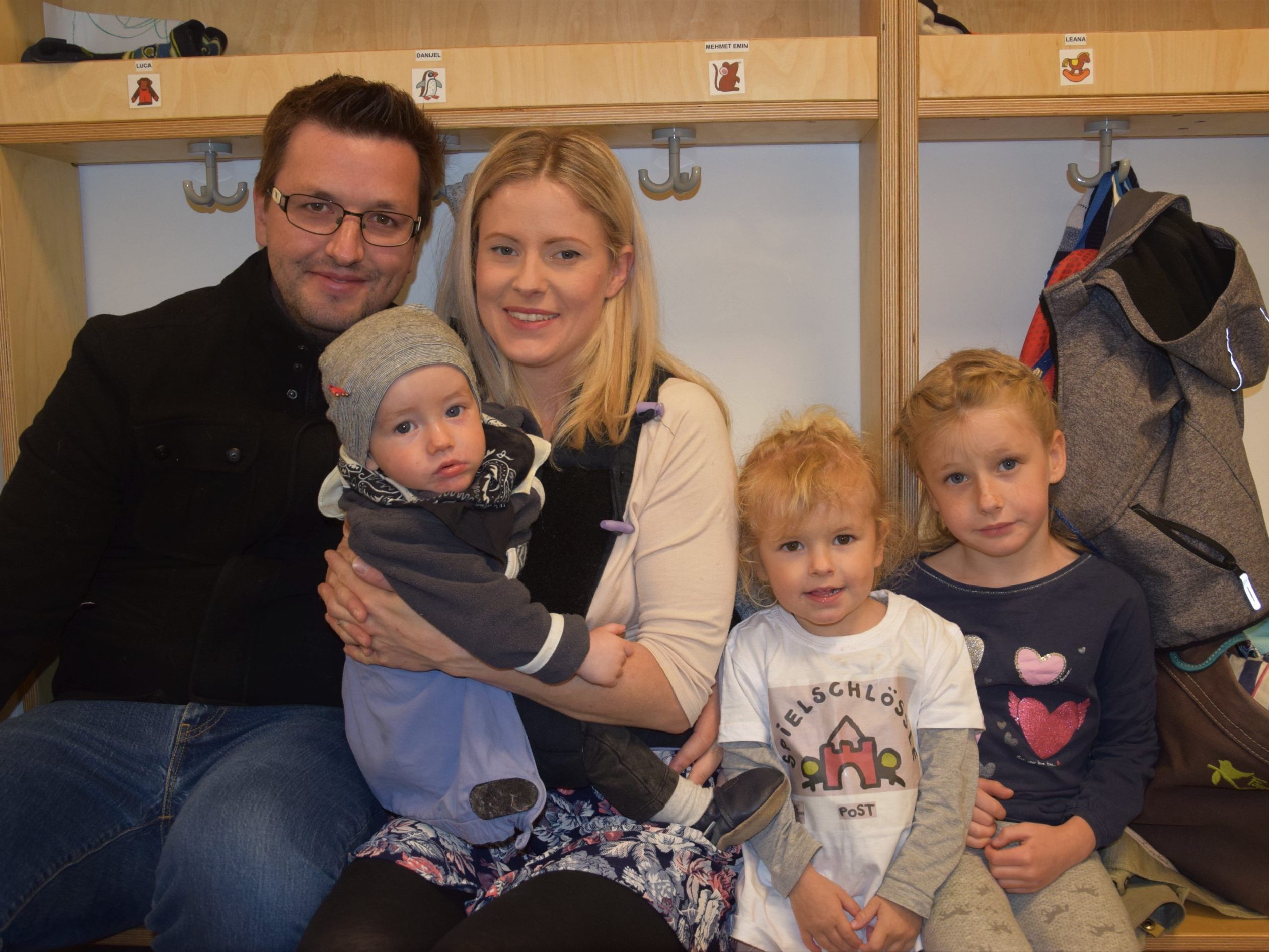 Papa Matthias, Mama Stefanie, Raphael (10 Monate), Lillie-Marlene (6) und Leana (2 1/2) zeigten Interesse an der neuen Kinderbetreuungseinrichtung Spielschlössle Papa Matthias, Mama Stefanie, Raphael (10 Monate), Lillie-Marlene (6) und Leana (2 1/2) zeigten Interesse an der neuen Kinderbetreuungseinrichtung Spielschlössle