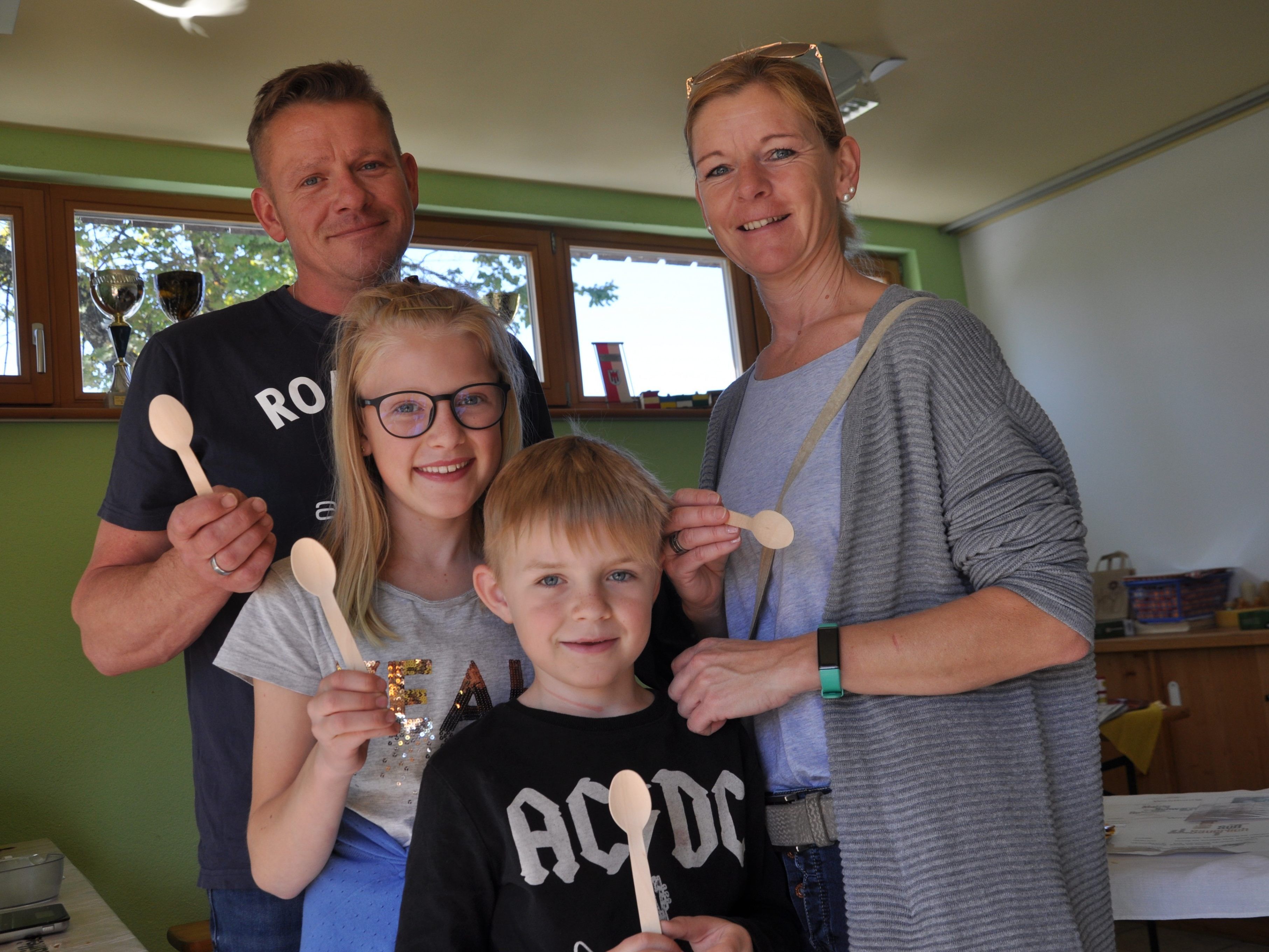 (v.l.) Thomas, Lara, Magnus und Kerstin kommen aus Lauterach und testen sich durch alle neun Honigsorten. (v.l.) Thomas, Lara, Magnus und Kerstin kommen aus Lauterach und testen sich durch alle neun Honigsorten.