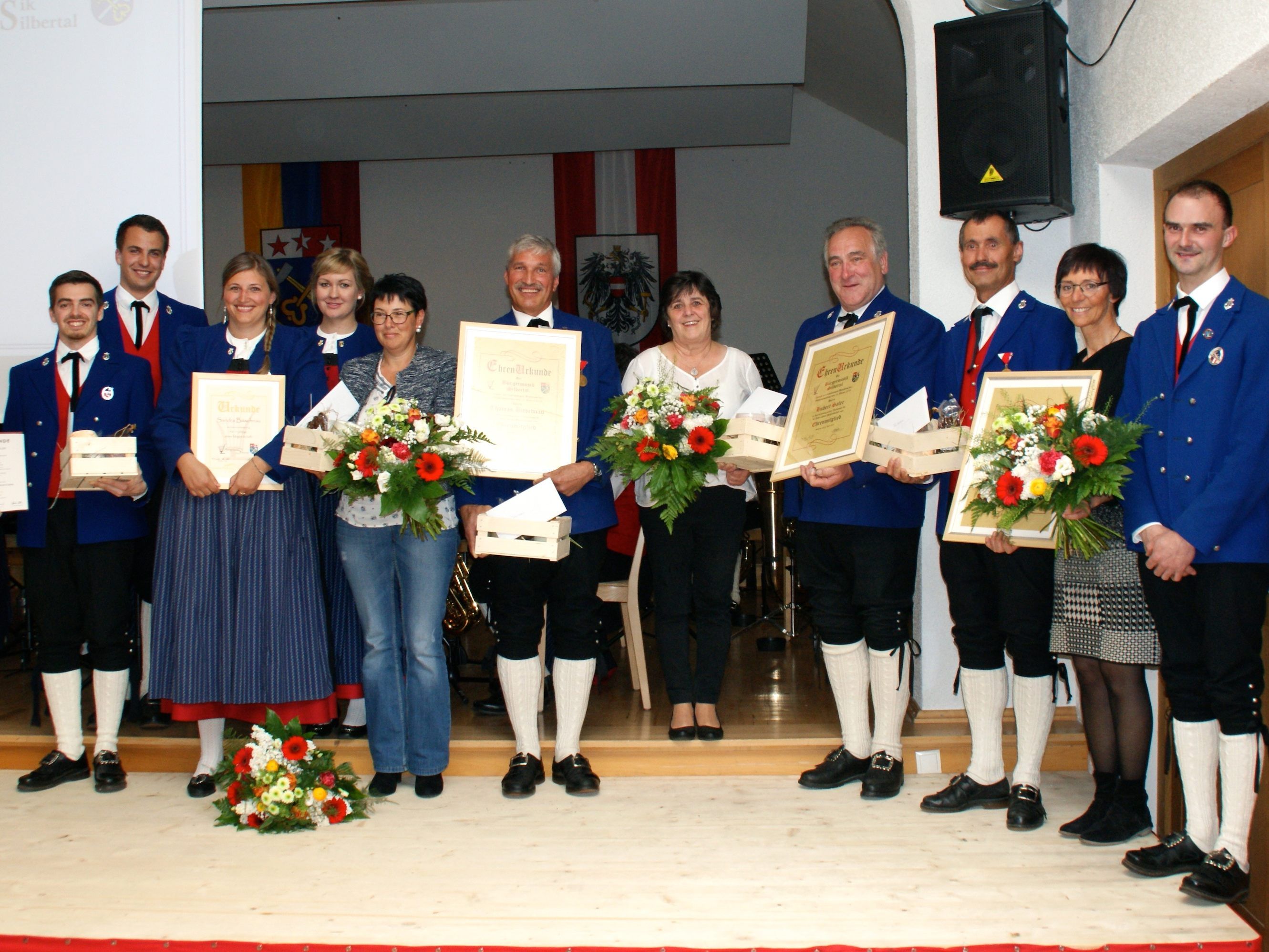 Die Geehrten des Abends: Daniel Saler, Obmann Thomas Ganahl, Sandra Bitschnau, Kapellmeisterin Evelyn Sadjak, Gabi und Thomas Bitschnau, Theresia und Hubert Saler, Florian und Hermi Dönz, Obmann Patrick Melmer. Die Geehrten des Abends: Daniel Saler, Obmann Thomas Ganahl, Sandra Bitschnau, Kapellmeisterin Evelyn Sadjak, Gabi und Thomas Bitschnau, Theresia und Hubert Saler, Florian und Hermi Dönz, Obmann Patrick Melmer.