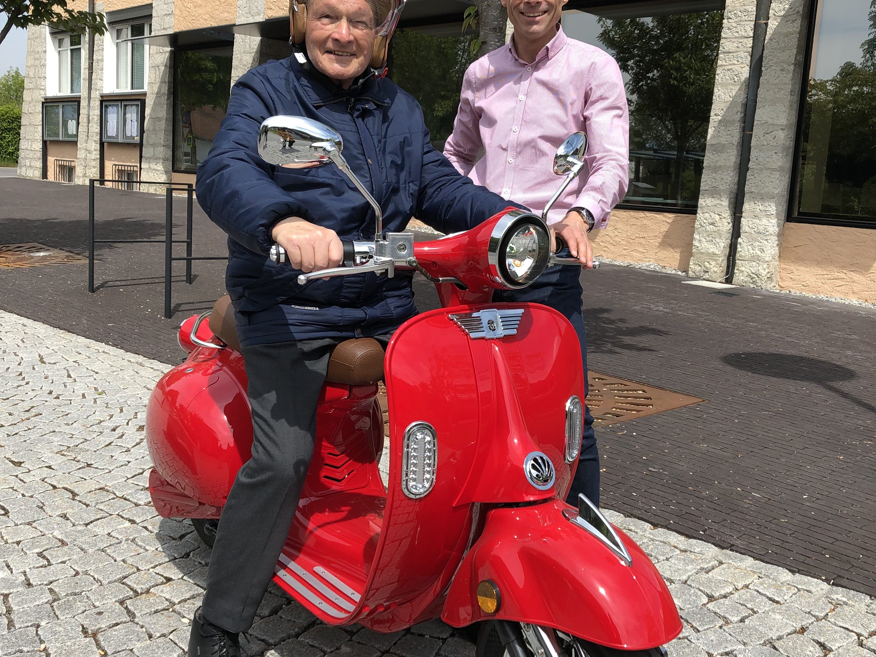 Pfarrer Felix Zortea ist bereits mit einem E-Moped unterwegs. Pfarrer Felix Zortea ist bereits mit einem E-Moped unterwegs.