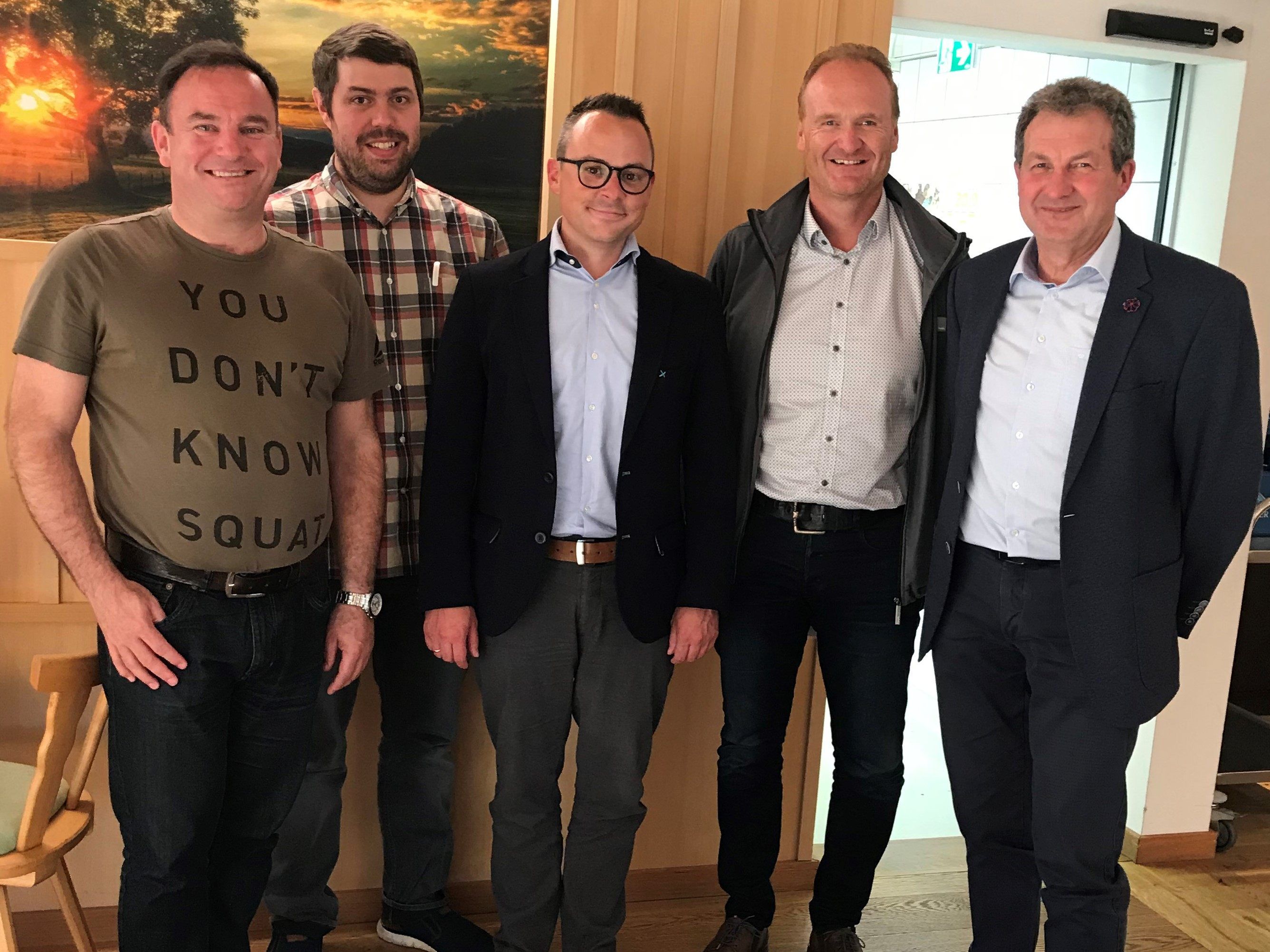 Der Vorstand des Sozialsprengels Vorderwald: Patrick Fink (Beirat), Andreas Faißt (Beirat), GF Bernd Schuster, Guido Flatz (Obmannstellvertreter), Gebhard Bechter (Obmann). Nicht auf dem Bild ist Beirätin Franziska Fink. Der Vorstand des Sozialsprengels Vorderwald: Patrick Fink (Beirat), Andreas Faißt (Beirat), GF Bernd Schuster, Guido Flatz (Obmannstellvertreter), Gebhard Bechter (Obmann). Nicht auf dem Bild ist Beirätin Franziska Fink.