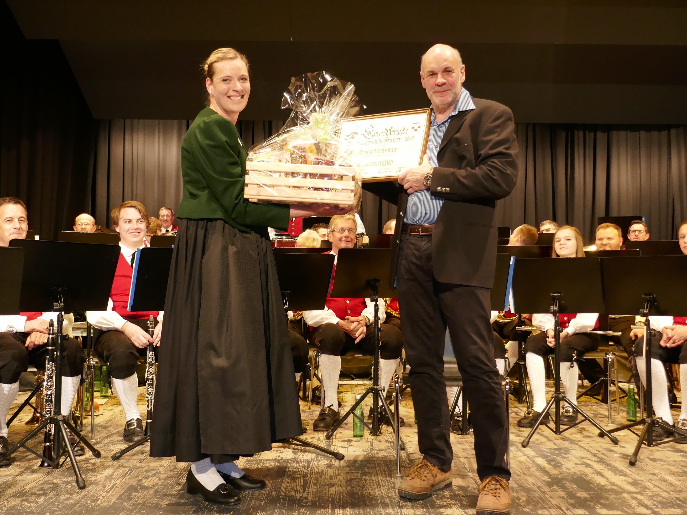Obfrau Lucia Mündle ernannte Erich Nachbaur zum Ehrenmitglied der Bürgermusik Fraxern. Obfrau Lucia Mündle ernannte Erich Nachbaur zum Ehrenmitglied der Bürgermusik Fraxern.
