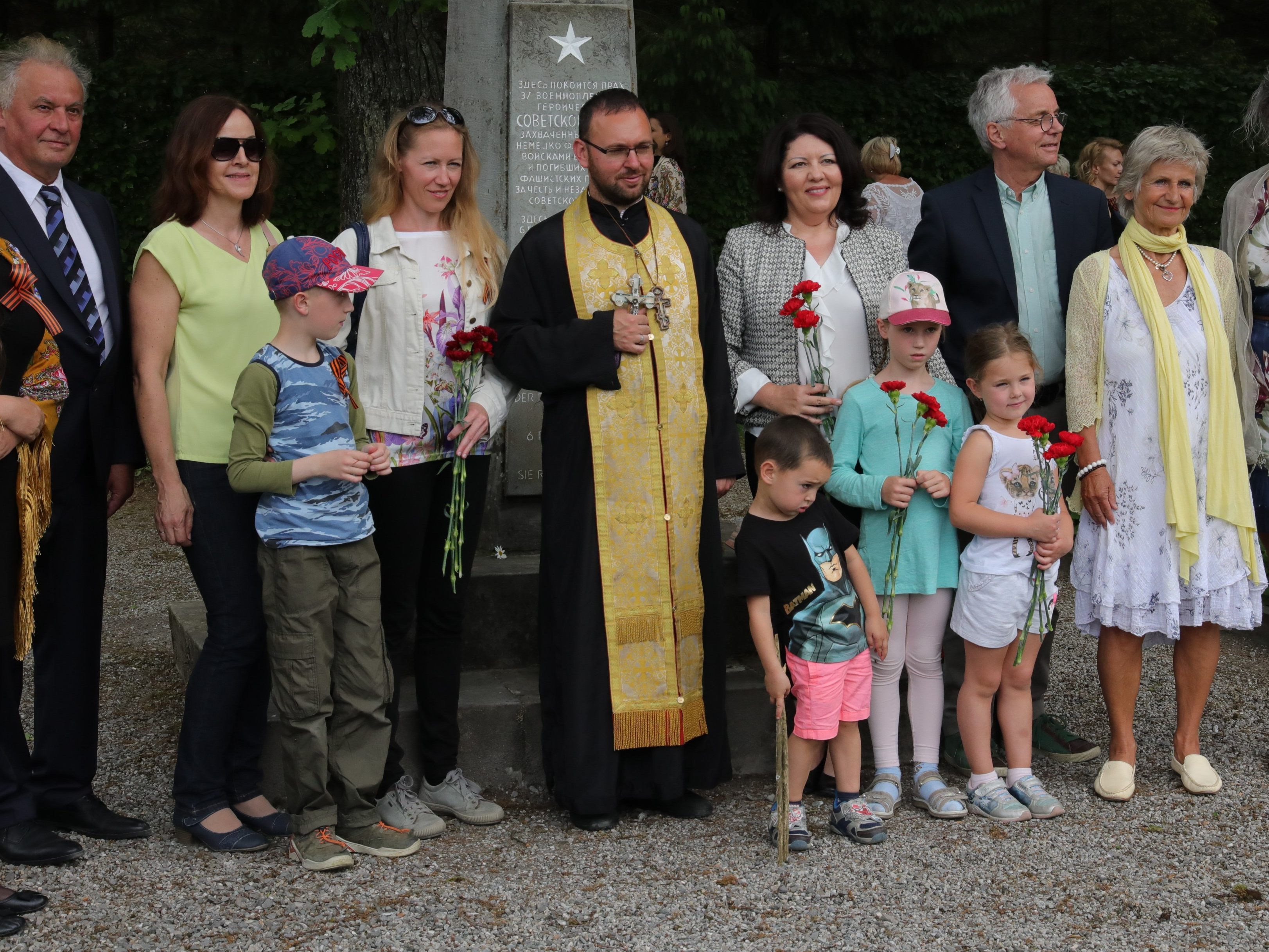 Auf dem Russenfriedhof findet eine Gedenkfeier statt. Auf dem Russenfriedhof findet eine Gedenkfeier statt.