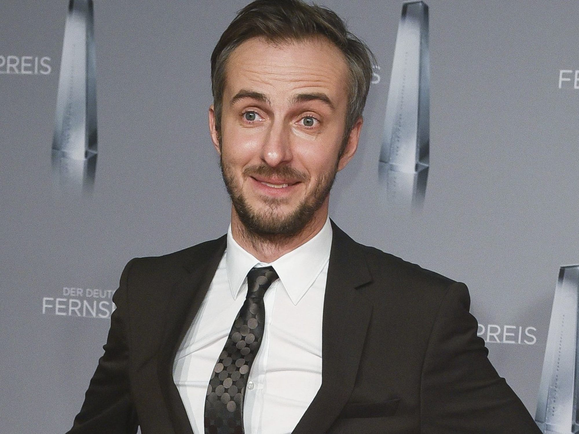 In einem Interview schoss Jan Böhmermann gegen Kurz und Strache. In einem Interview schoss Jan Böhmermann gegen Kurz und Strache.