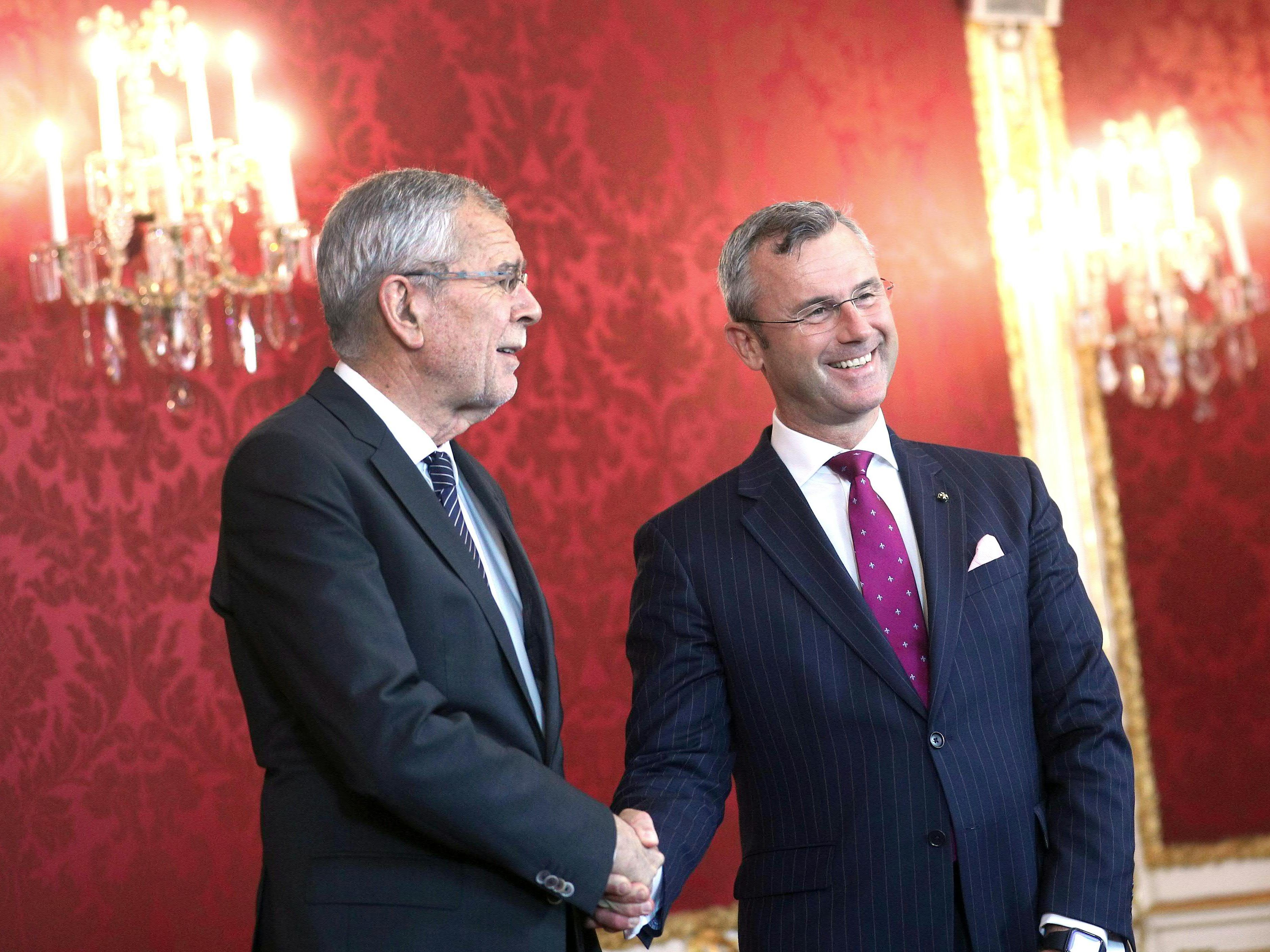 Bis zur Präsentation wurde zwischen dem Bundespräsidenten und den Vertretern der Parteien Stillschweigen vereinbart. Bis zur Präsentation wurde zwischen dem Bundespräsidenten und den Vertretern der Parteien Stillschweigen vereinbart.