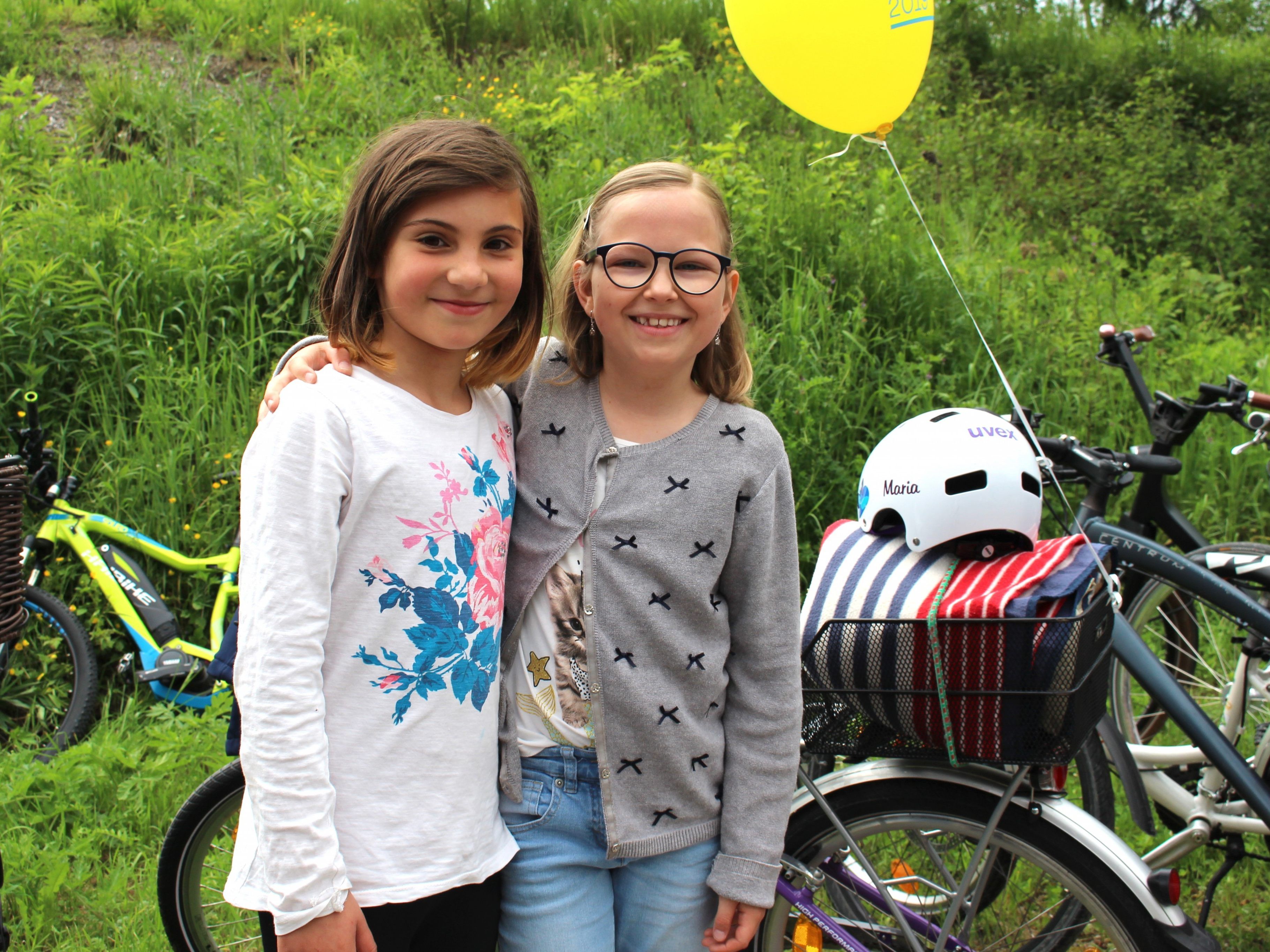 Elif und Tabea radelten fleißig mit und genossen das feinen Essen beim Picknick.