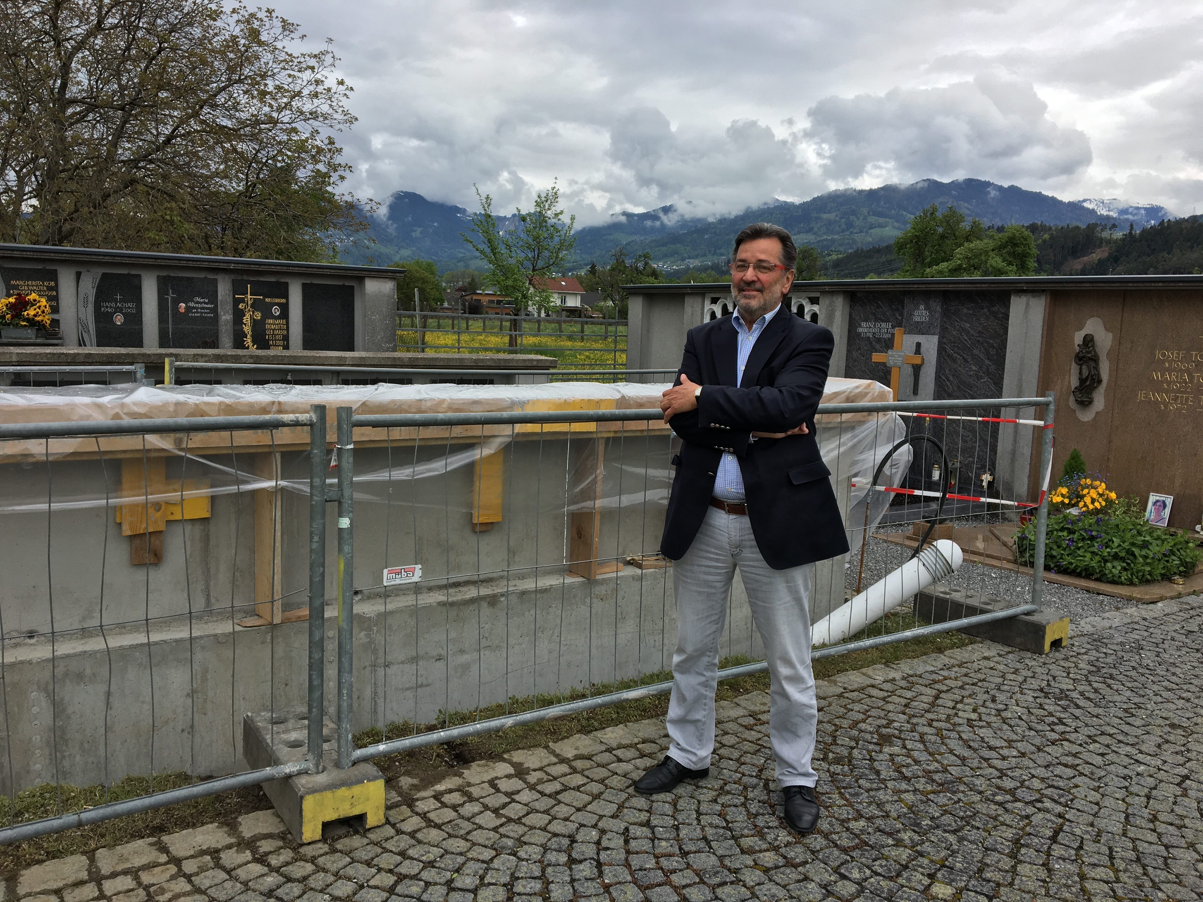 Friedhofsführung von Manfred Wehinger, Stv. Vorsitzender Pfarrkirchenrat der Pfarre Altenstadt. Hier vor der Baustelle der neuen Urnenwand.