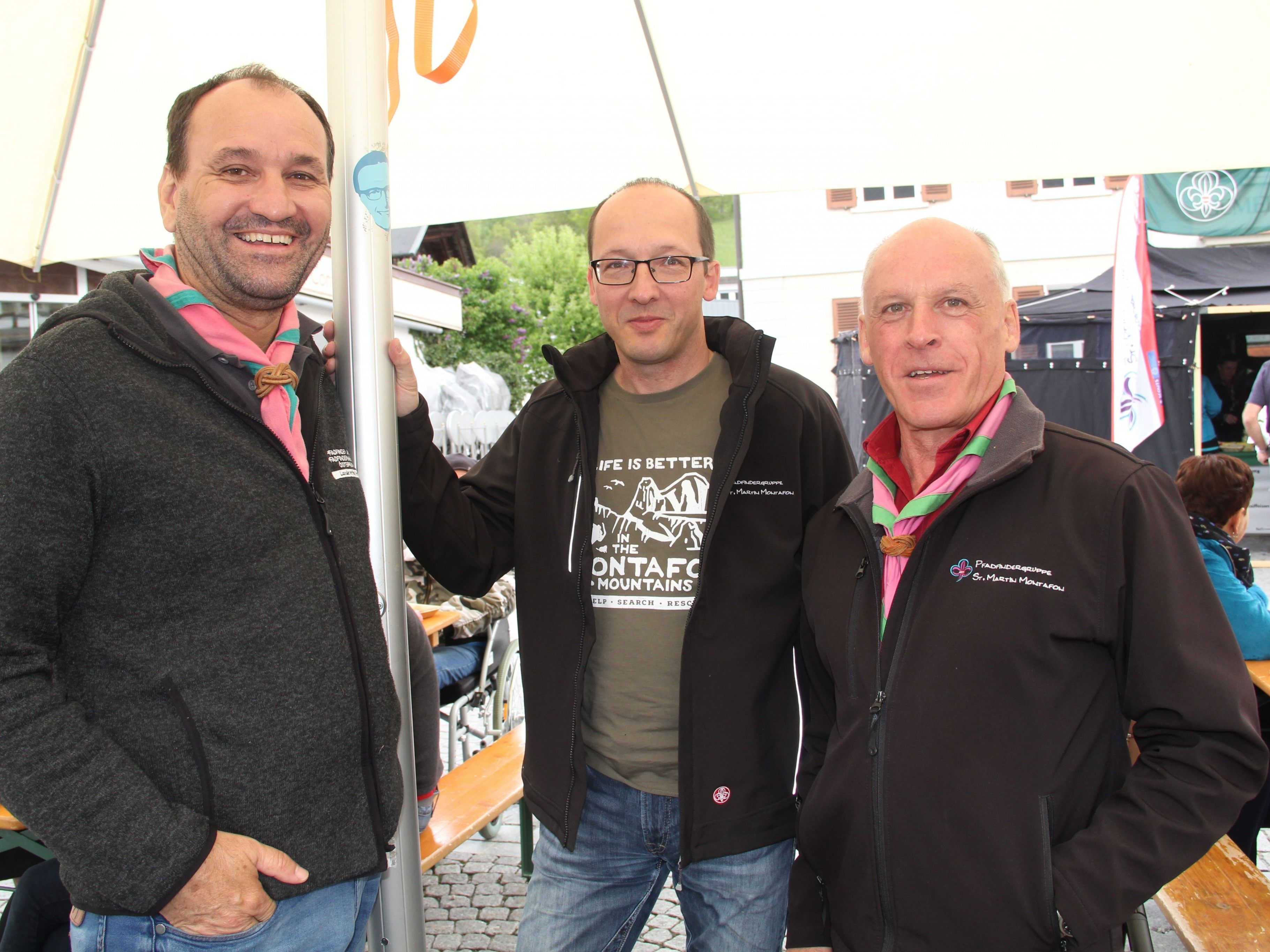 Obmann Rudi Czegka, Kassier Walter Borger und der Vizeobmann Werner Amann genossen den trockenen Vormittag bei der Frühstücksaktion.