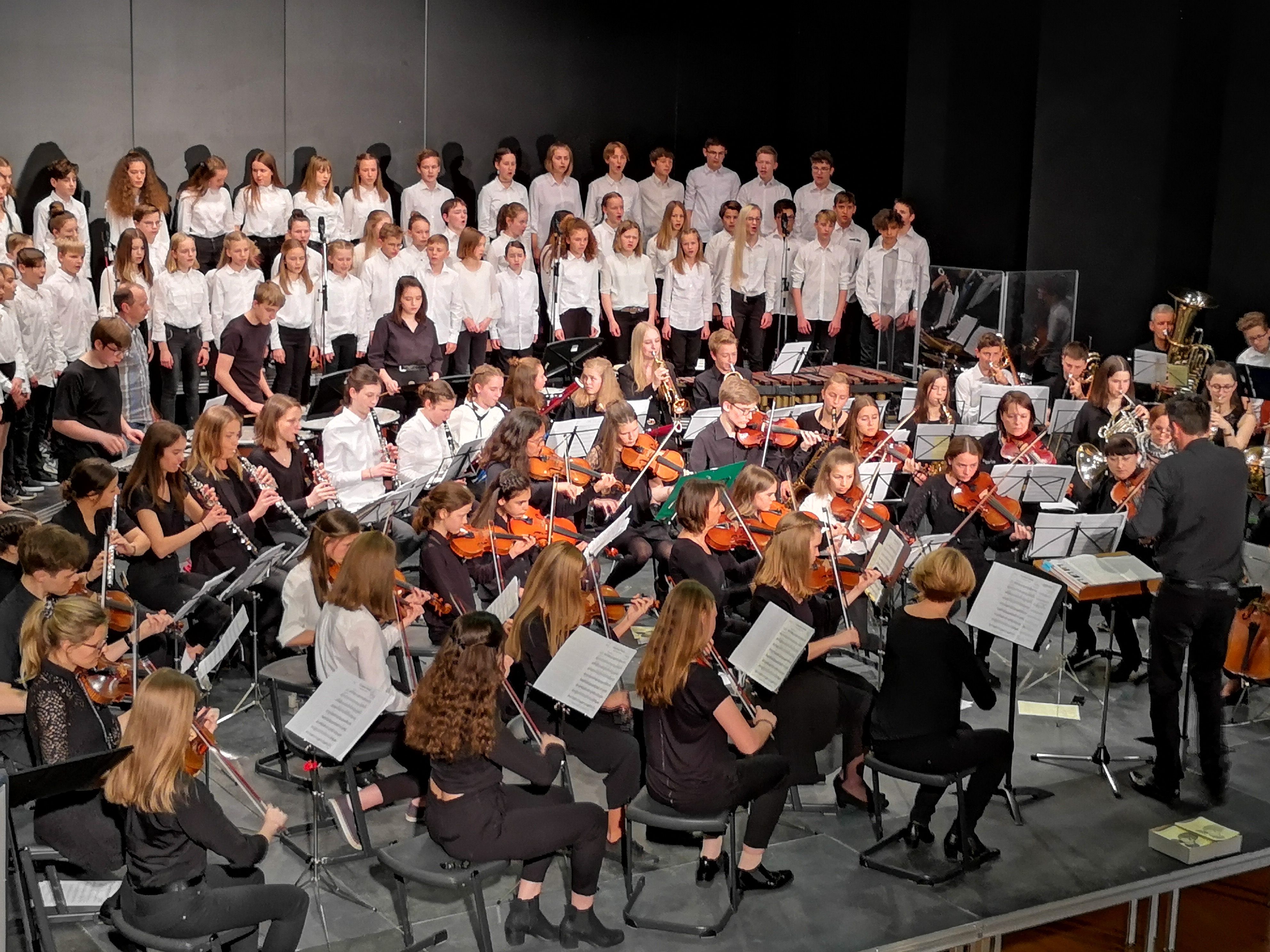 Musikalische Highlights beim gemeinsamen Konzert der Musikmittelschule Lingenau und der Musikschule Bregenzerwald. Musikalische Highlights beim gemeinsamen Konzert der Musikmittelschule Lingenau und der Musikschule Bregenzerwald.