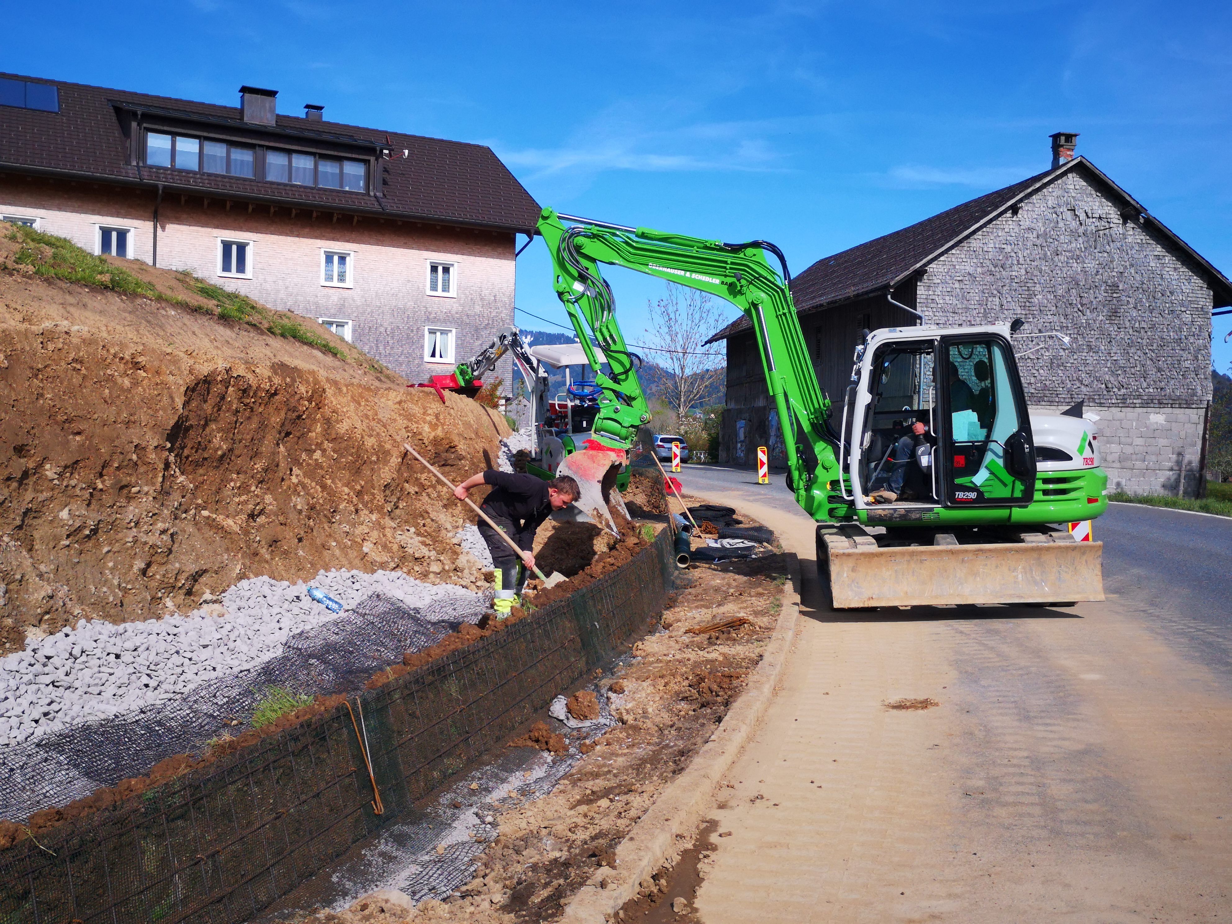 Intensiv wird in Lingenau an der Errichtung neuer Gehwege gearbeitet. Intensiv wird in Lingenau an der Errichtung neuer Gehwege gearbeitet.