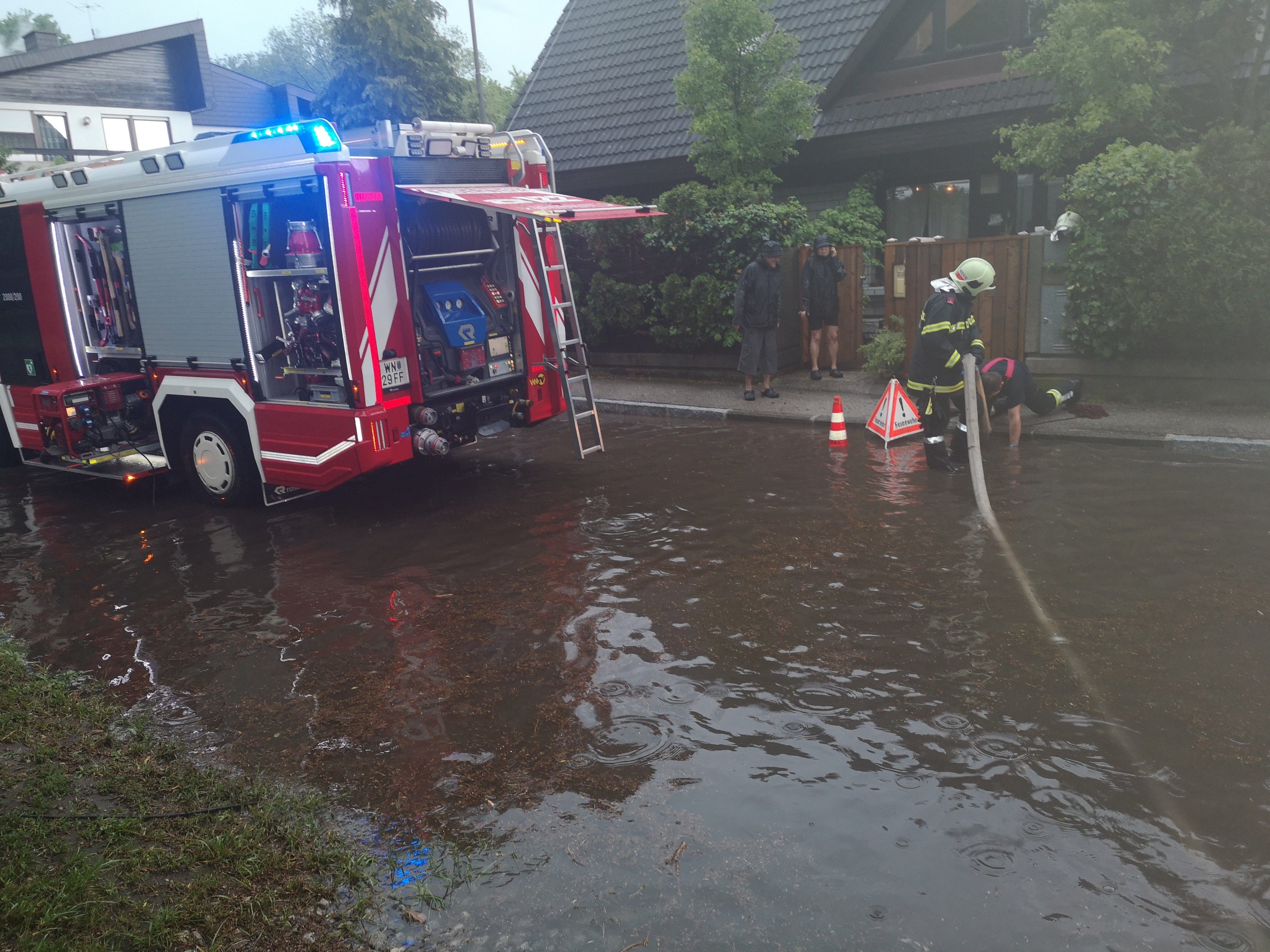 Die Helfer der Feuerwehr standen im Dauereinsatz. Die Helfer der Feuerwehr standen im Dauereinsatz.