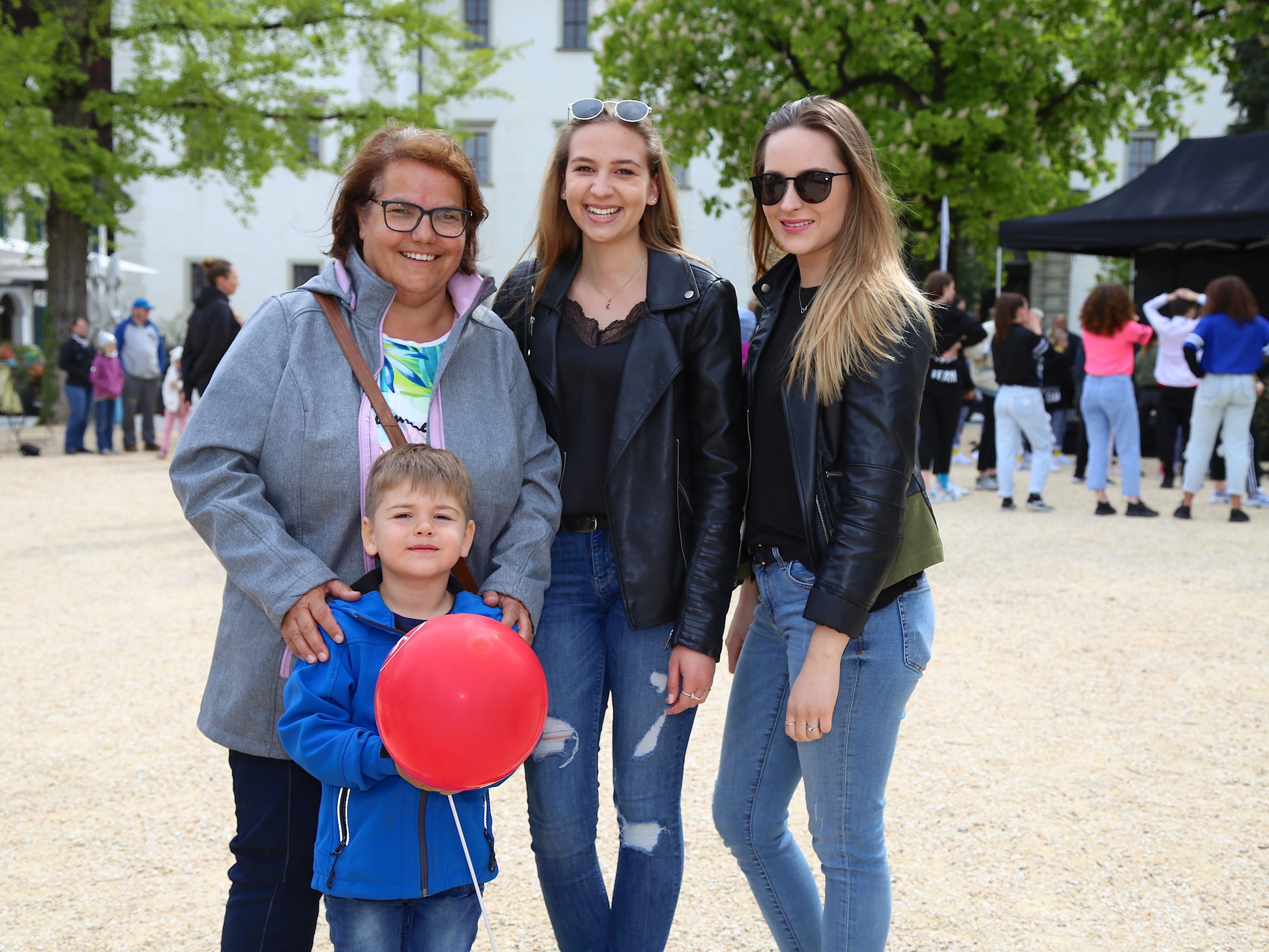 Heidi, Noah, Laura und Nina amüsierten sich am Schlossplatz.
