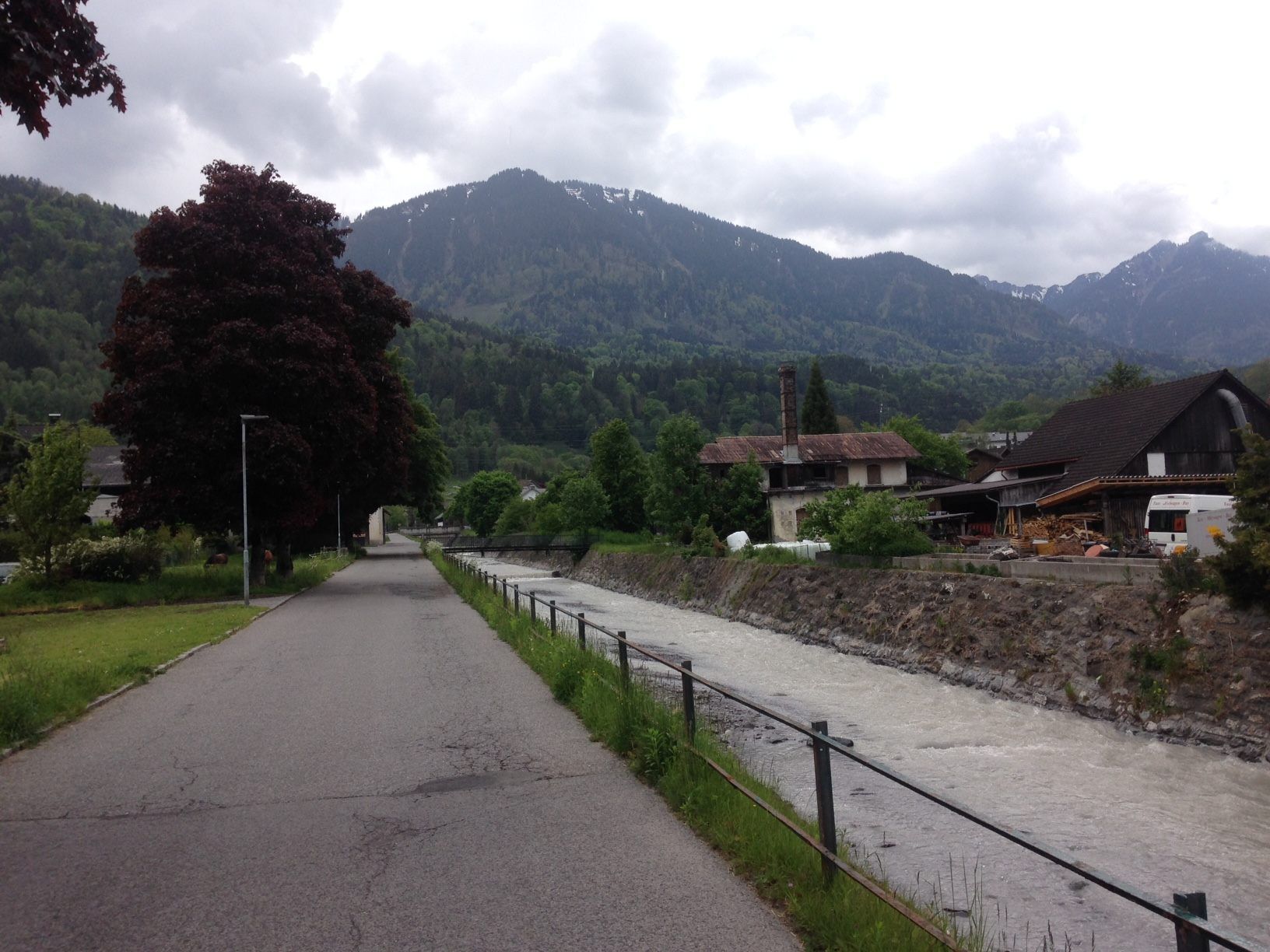 Die Straße „Am Kanal“ wird erneuert, links der Straße ist ein Gehweg geplant. Die Straße „Am Kanal“ wird erneuert, links der Straße ist ein Gehweg geplant.