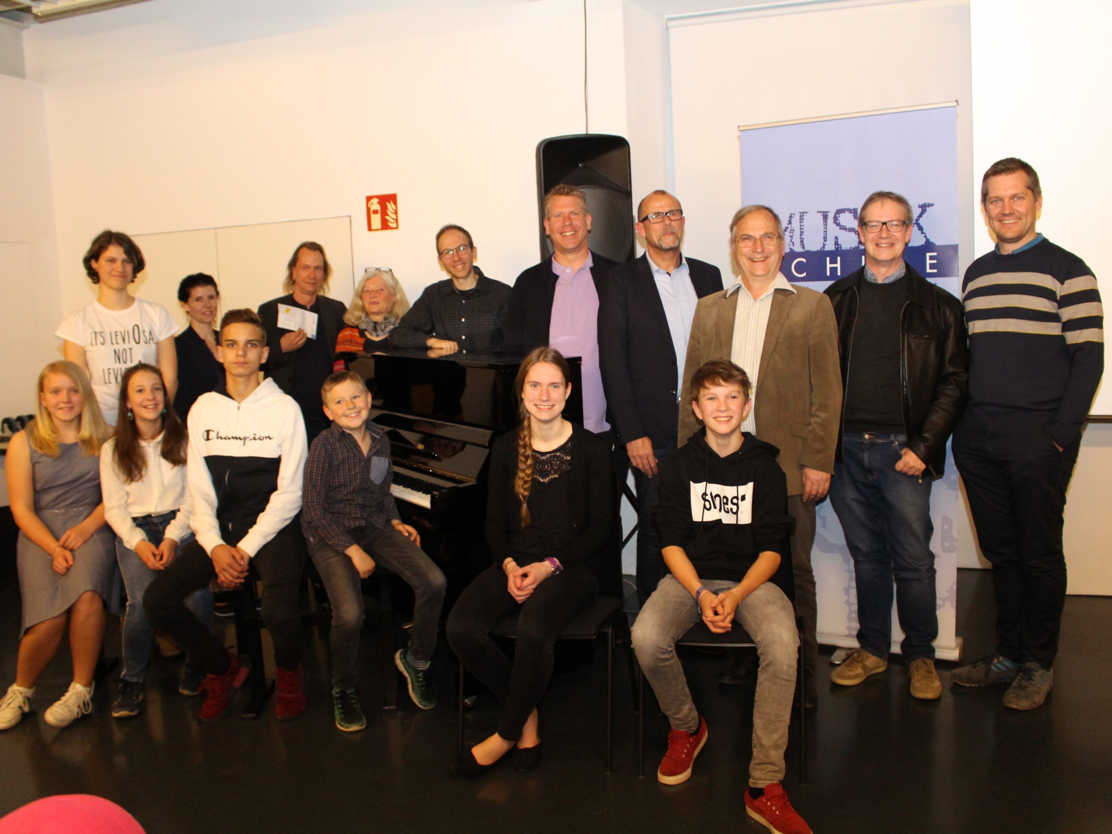 Musikschullehrer und Schüler mit Christian Mathis, Walter Gohm, Eugen Gabriel, Thomas Welte und Johannes Decker Musikschullehrer und Schüler mit Christian Mathis, Walter Gohm, Eugen Gabriel, Thomas Welte und Johannes Decker