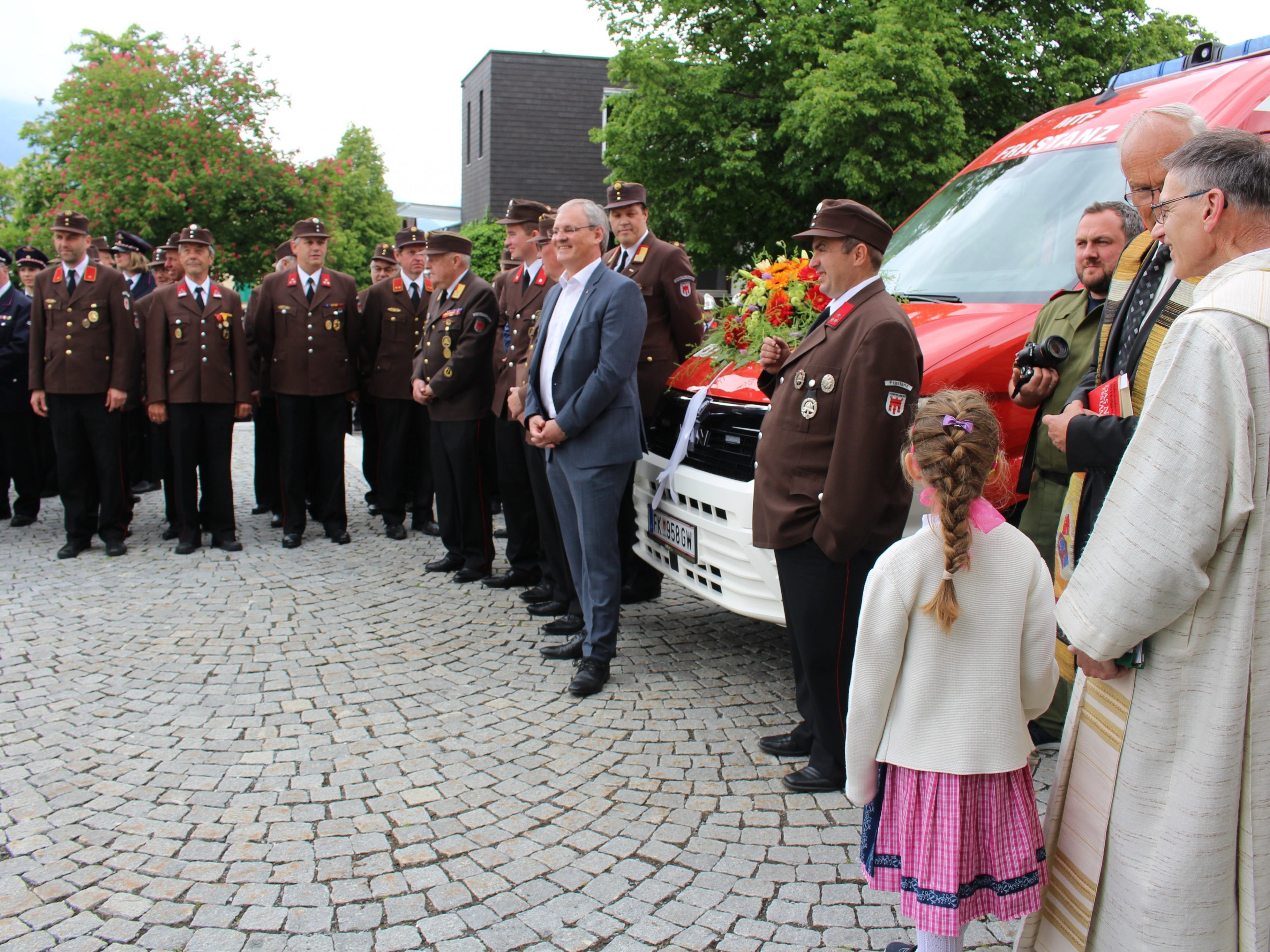 Die Segnung des neuen MTF der Ortsfeuerwehr auf dem Kirchplatz. Die Segnung des neuen MTF der Ortsfeuerwehr auf dem Kirchplatz.