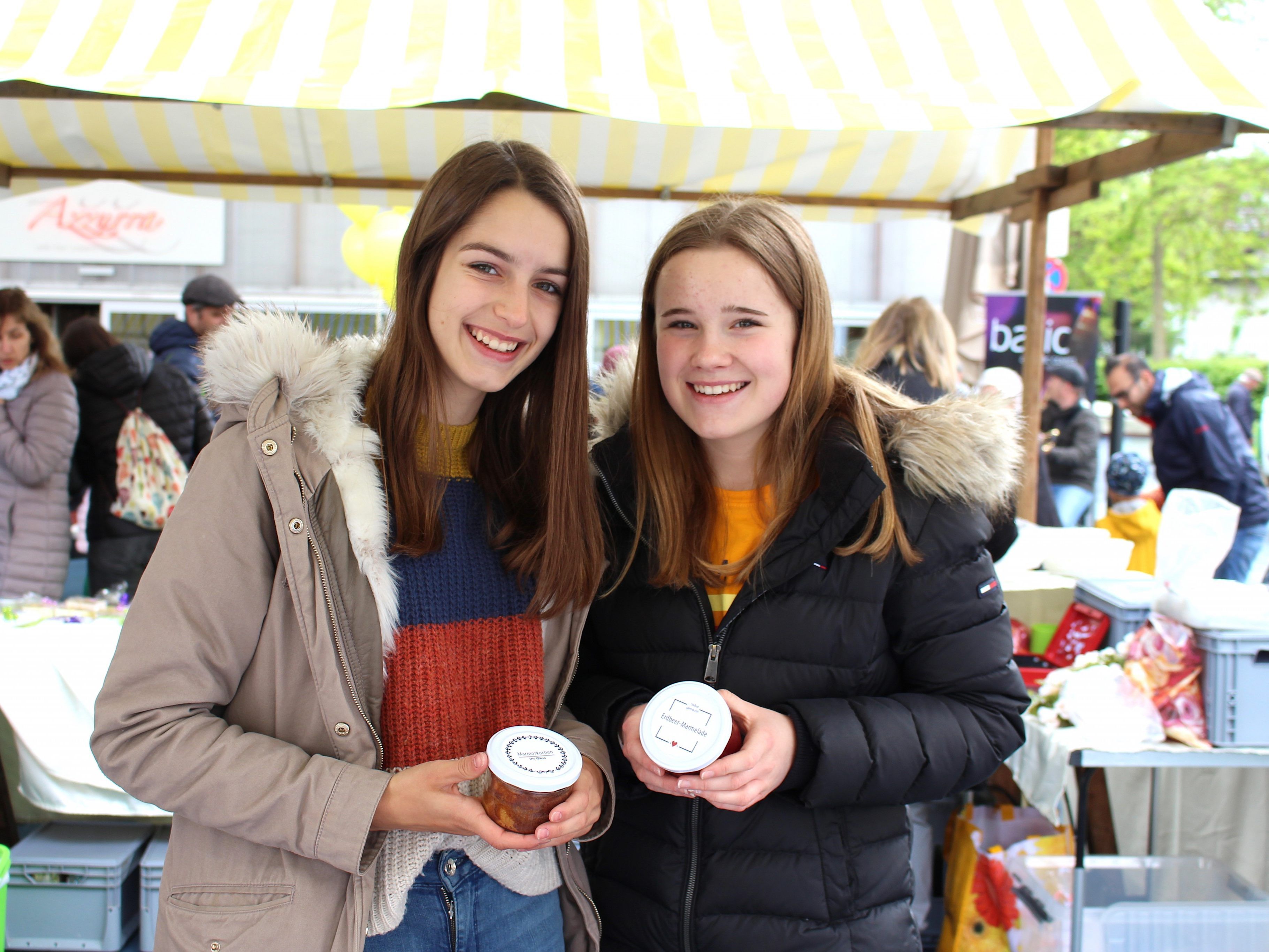 Sophia Simon und Magdalena Schlierenzauer mit ihrer selbstgemachten Erdbeermarmelade und Kuchen im Glas.