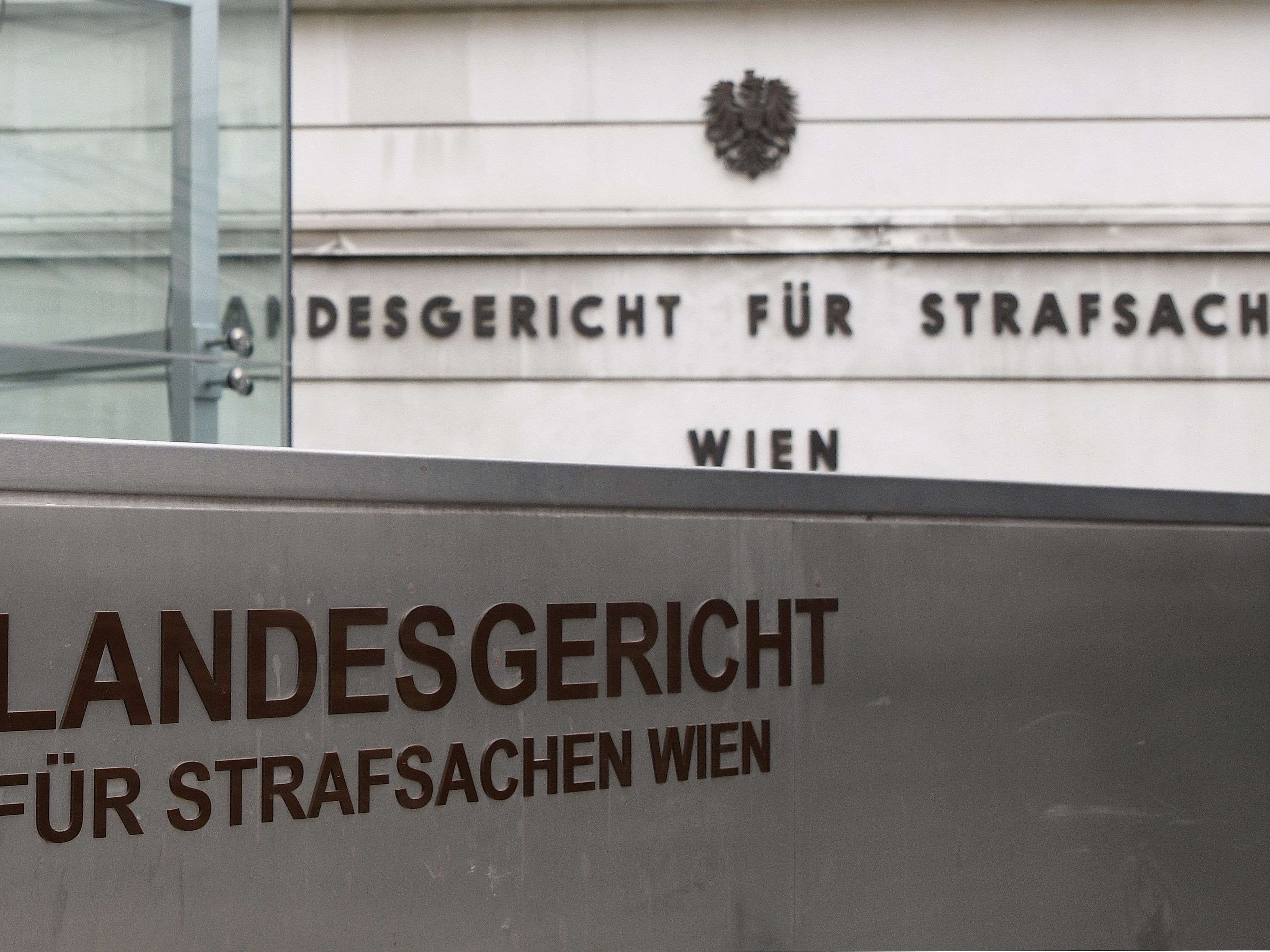 Acht Männer müssen sich vor Gericht verantworten. Acht Männer müssen sich vor Gericht verantworten.