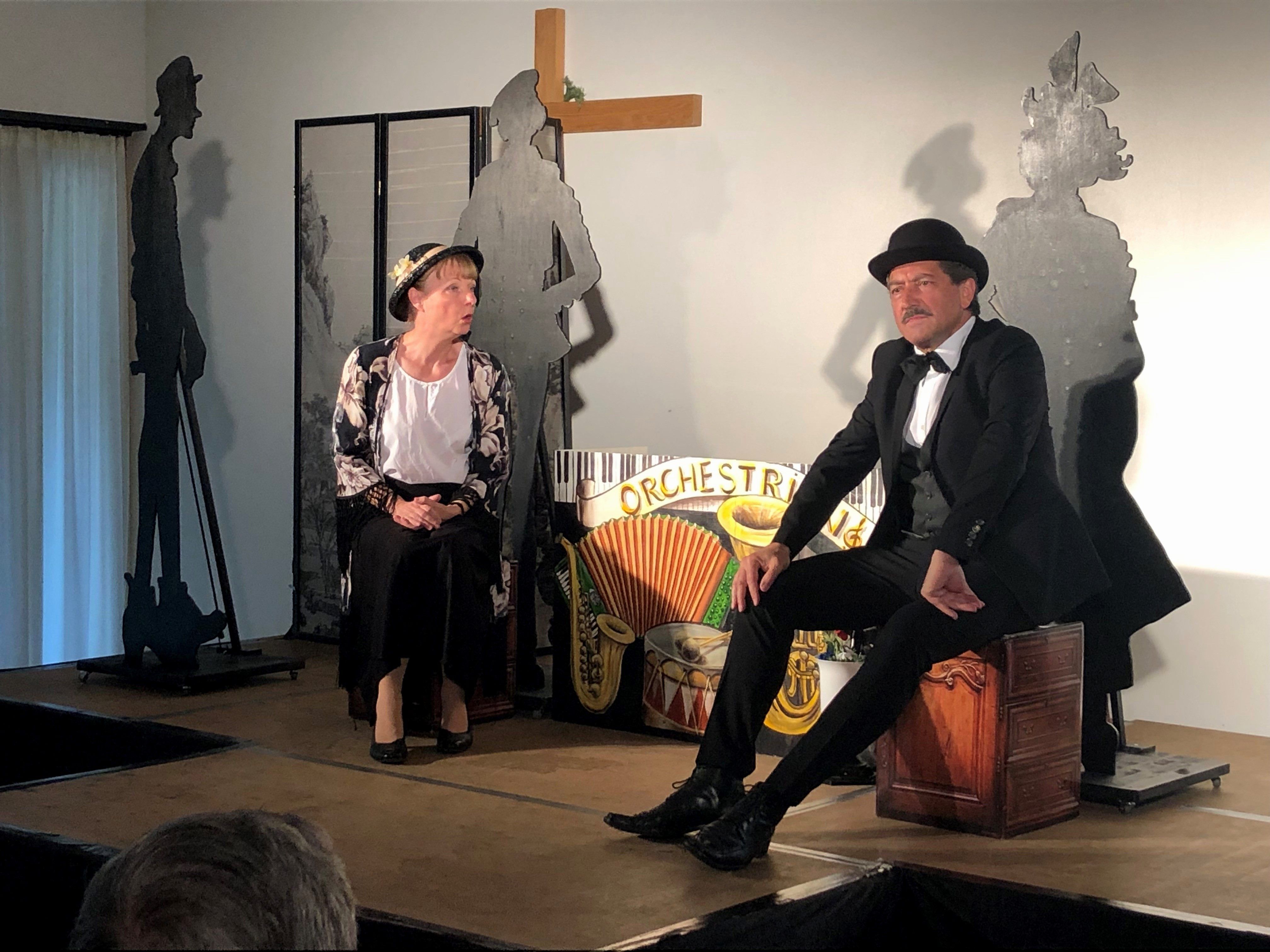 In ihrem neuen Stück widmeten sich die beiden renommierten Schauspieler Alfons Noventa und Christine Aichberger dem legendären Komiker-Duo Karl Valentin und Liesl Karlstadt aus München. In ihrem neuen Stück widmeten sich die beiden renommierten Schauspieler Alfons Noventa und Christine Aichberger dem legendären Komiker-Duo Karl Valentin und Liesl Karlstadt aus München.