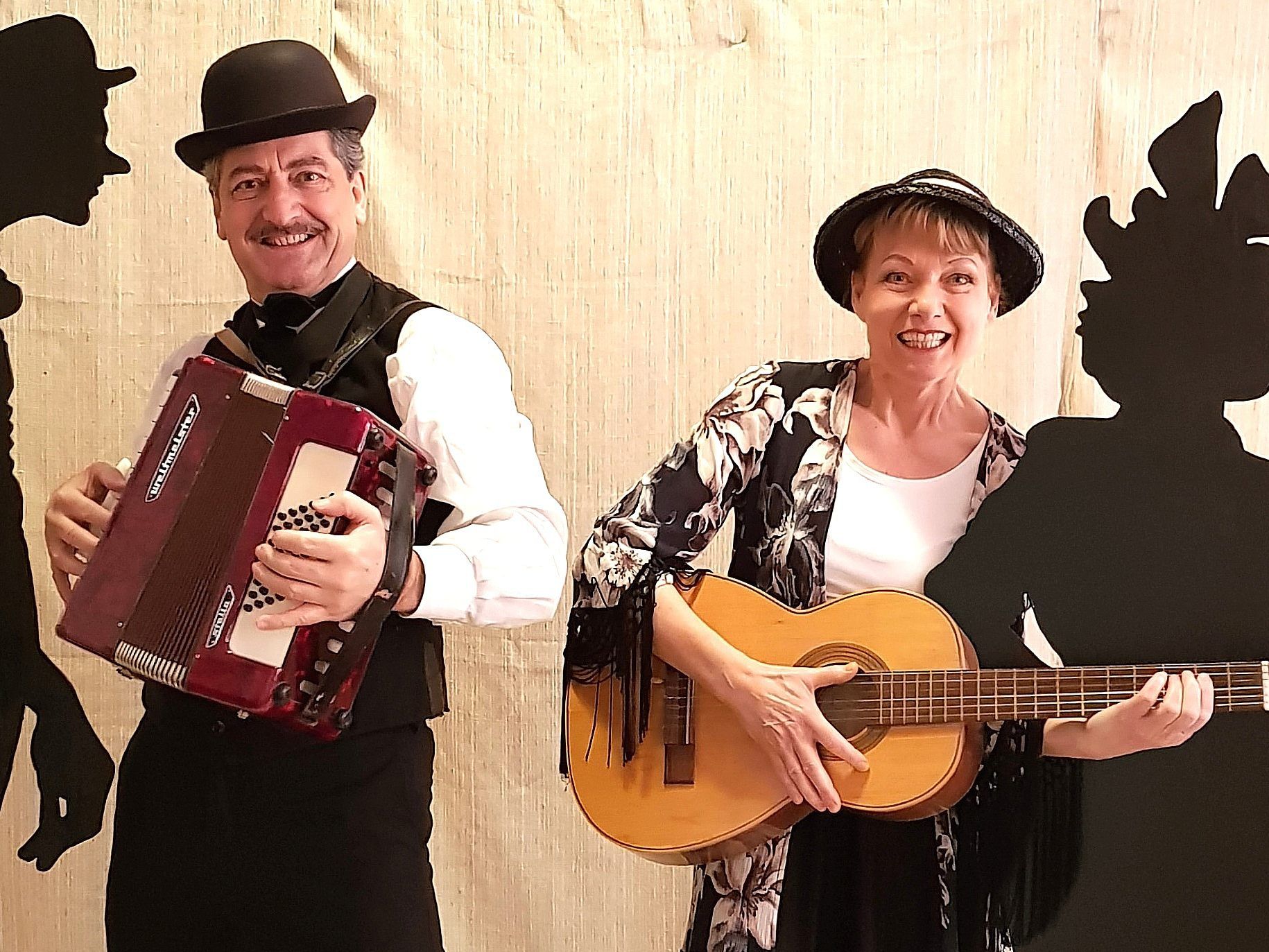 Dialoge und Monologe, amüsante Szenen und Sketche, Lieder und Couplets des Vollblutkomiker-Duos Karl Valentin und Liesl Karlstadt. Eine Valentinade der Studiobühne Schönbrunn mit Alfons Noventa und Christine Aichberger. Dialoge und Monologe, amüsante Szenen und Sketche, Lieder und Couplets des Vollblutkomiker-Duos Karl Valentin und Liesl Karlstadt. Eine Valentinade der Studiobühne Schönbrunn mit Alfons Noventa und Christine Aichberger.