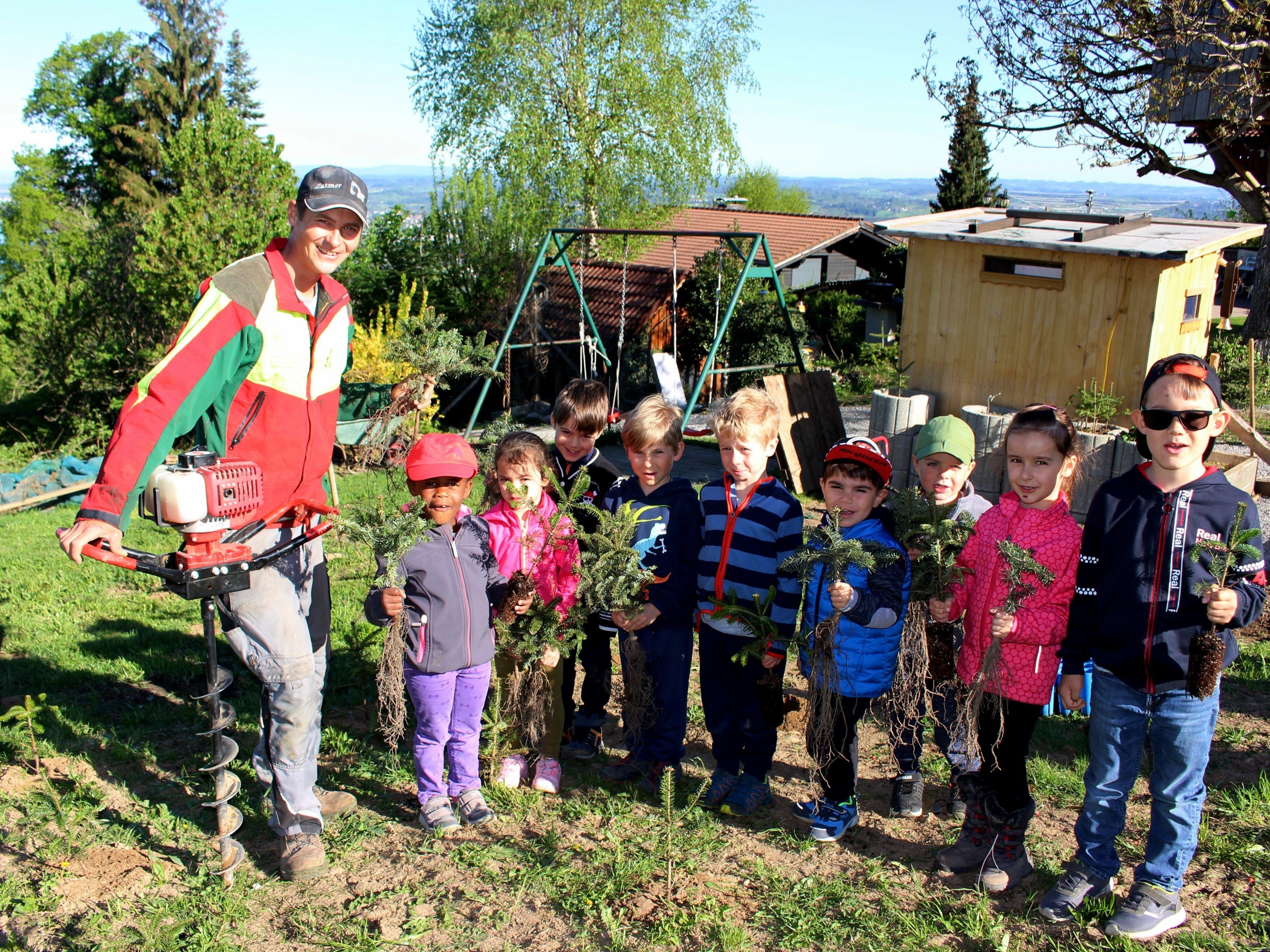 Harald Zußner hatte die Kinder vom KinderHaus Dorf zu einer gemeinsamen Pflanzaktion ins „Christbaumparadies Zußner“ am Pfänder eingeladen. Harald Zußner hatte die Kinder vom KinderHaus Dorf zu einer gemeinsamen Pflanzaktion ins „Christbaumparadies Zußner“ am Pfänder eingeladen.