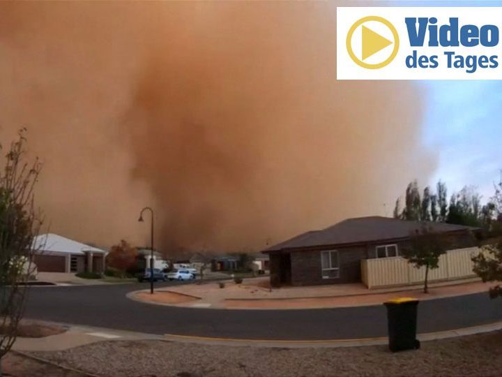 Der Sandsturm hüllte die Stadt binnen Minuten in Dunkelheit. Der Sandsturm hüllte die Stadt binnen Minuten in Dunkelheit.