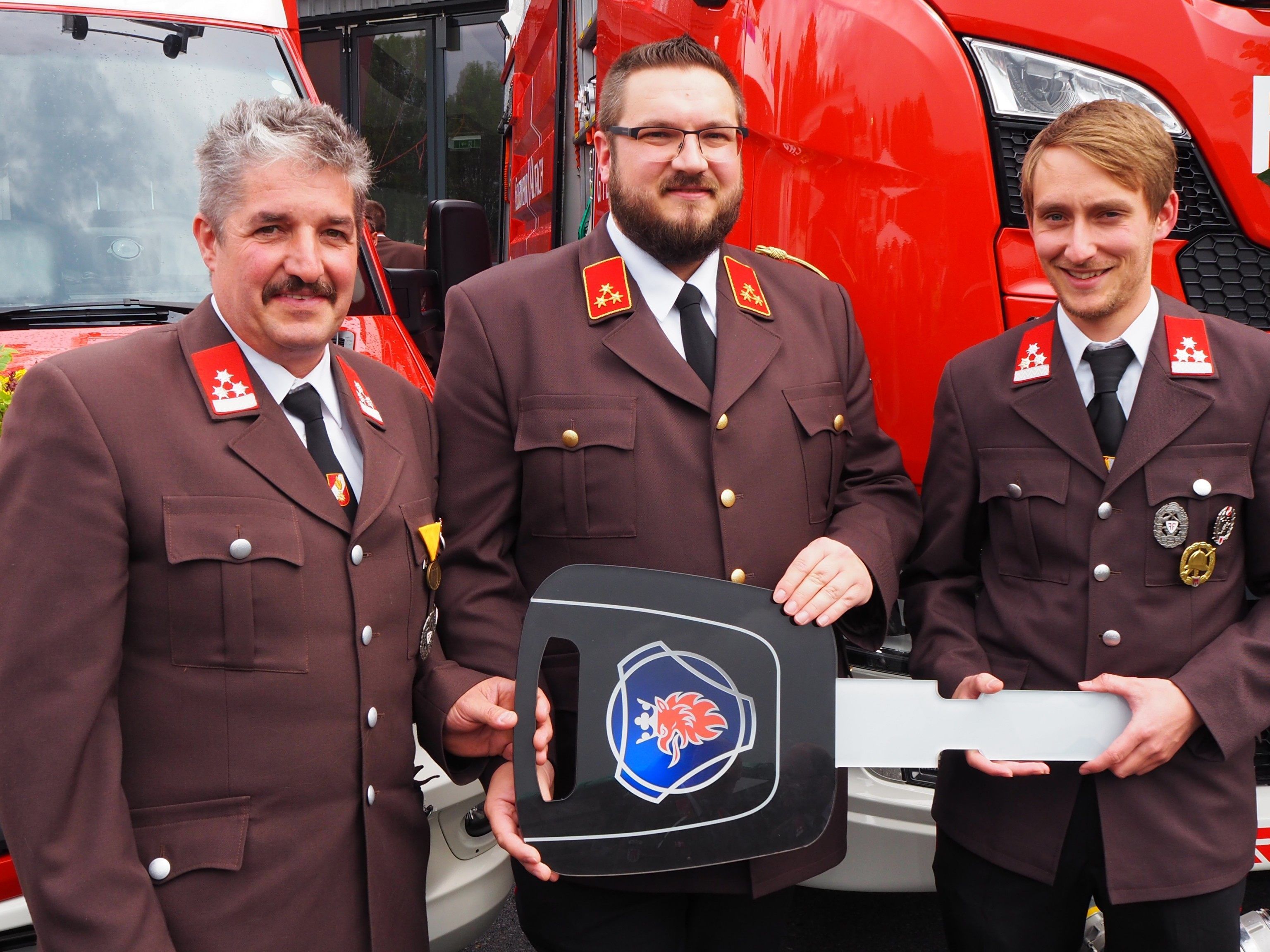 Kommandant Manuel List mit den beiden Fahrzeugwarten Arno Egle und David Graberr Kommandant Manuel List mit den beiden Fahrzeugwarten Arno Egle und David Graberr