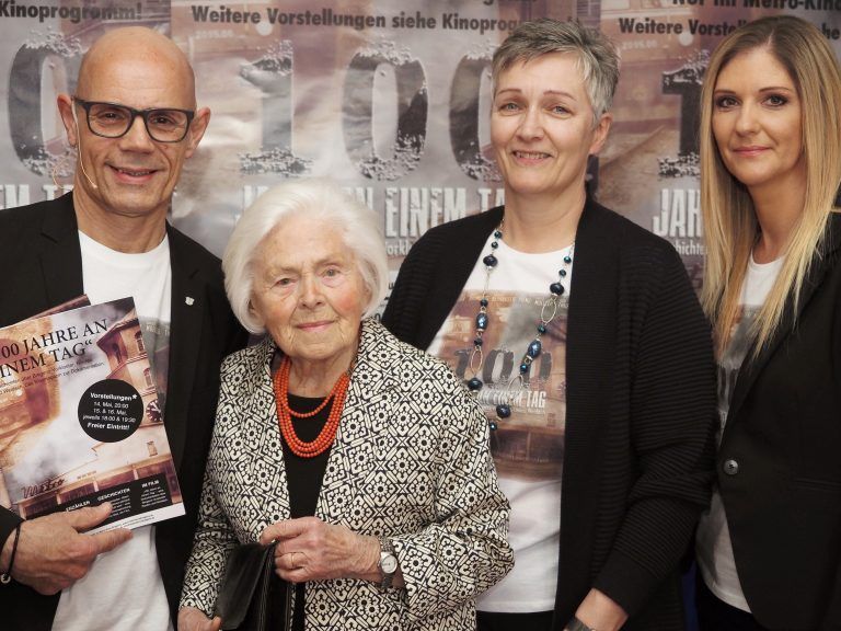 Regisseur und Drehbuchautor Erich Langeder, Trudi Thurnher (100-jährige Zeitzeugin), Assistentin Renate Werilli und Erzählerin Birgit Thünauer bei der Premiere.
