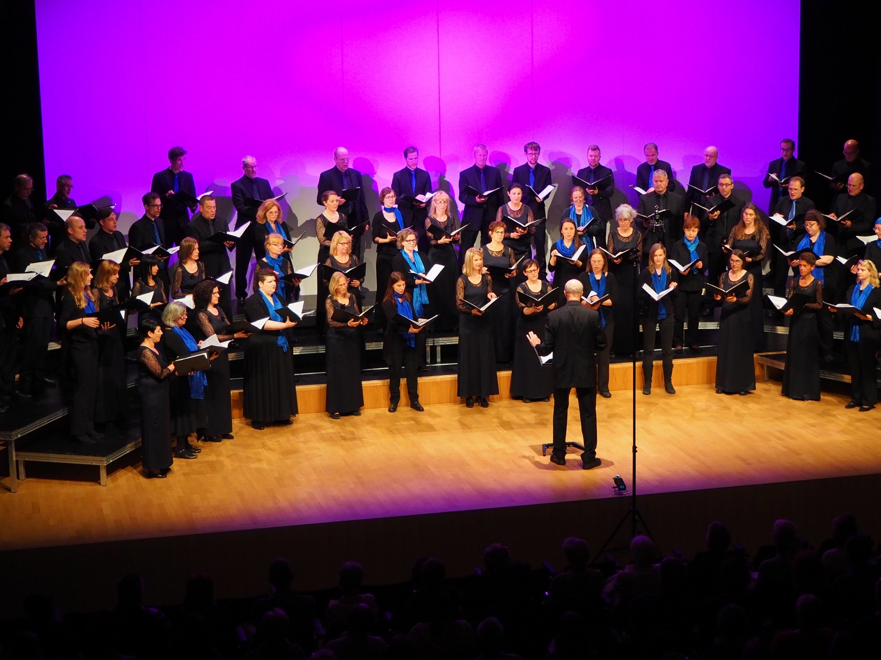 Vocale Neuburg & Cantus Novus als ein Klangkörper auf der Bühne