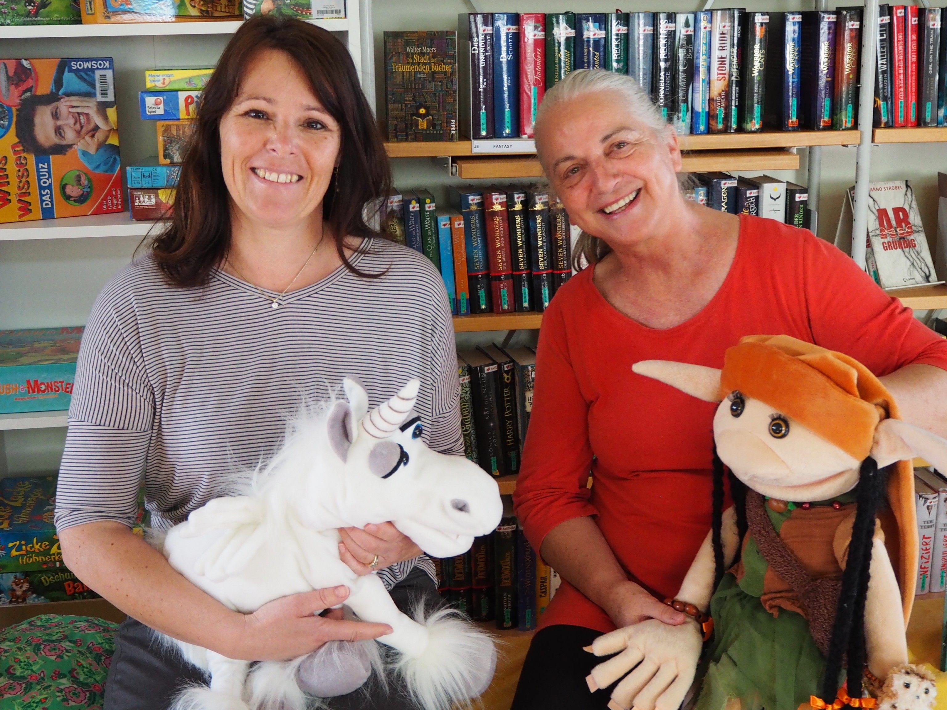 Leiterin Wilma Schneller mit Puppenspielerin Angelika Heinzle Leiterin Wilma Schneller mit Puppenspielerin Angelika Heinzle