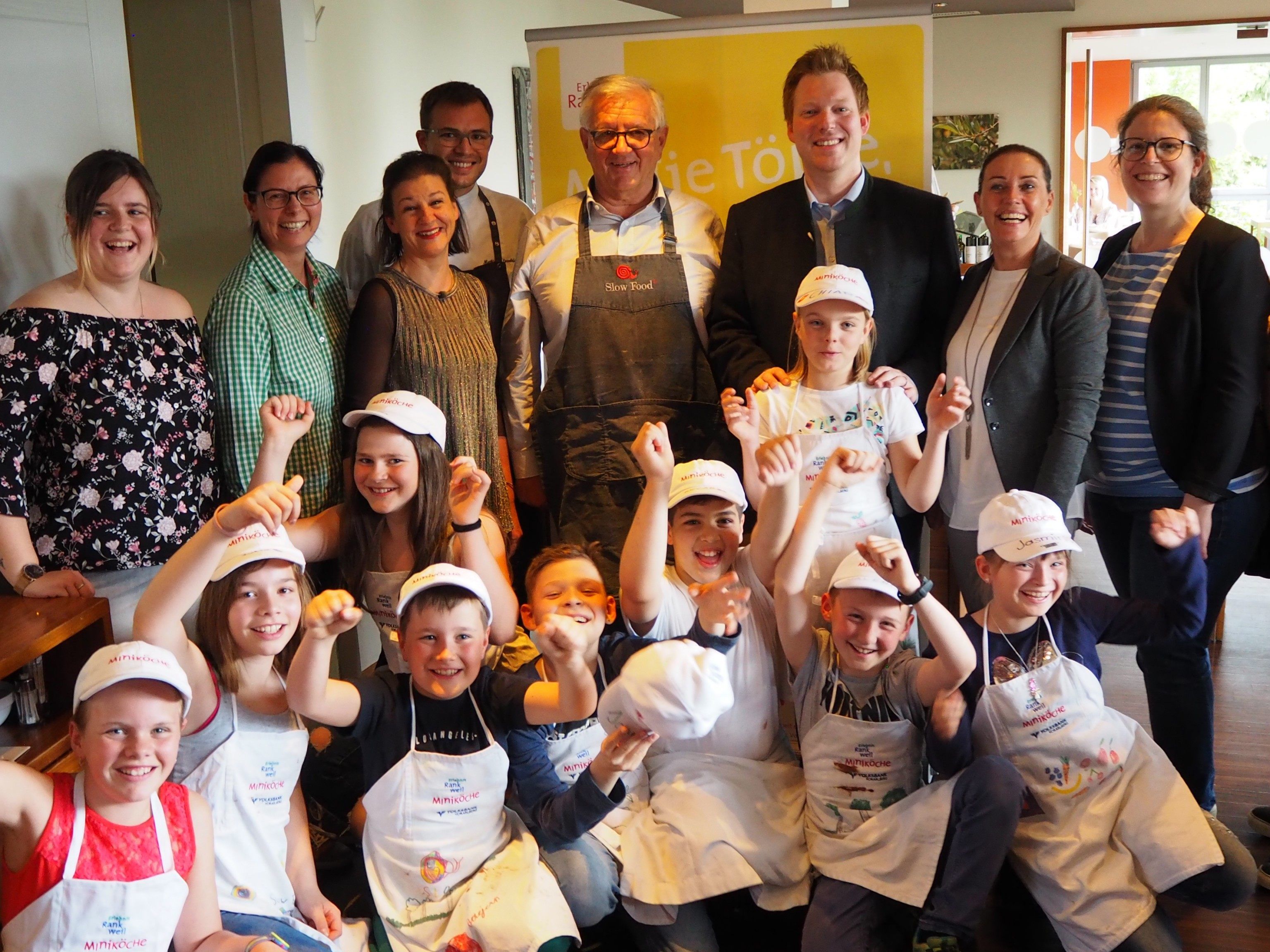 Gruppenfoto: Jungköche, Bürgermeisterin Katharina Wöß-Krall, Slow Food Vorarlberg Abordnung, GH Mohren Team und Erlebnis Rankweil Abordnung Gruppenfoto: Jungköche, Bürgermeisterin Katharina Wöß-Krall, Slow Food Vorarlberg Abordnung, GH Mohren Team und Erlebnis Rankweil Abordnung