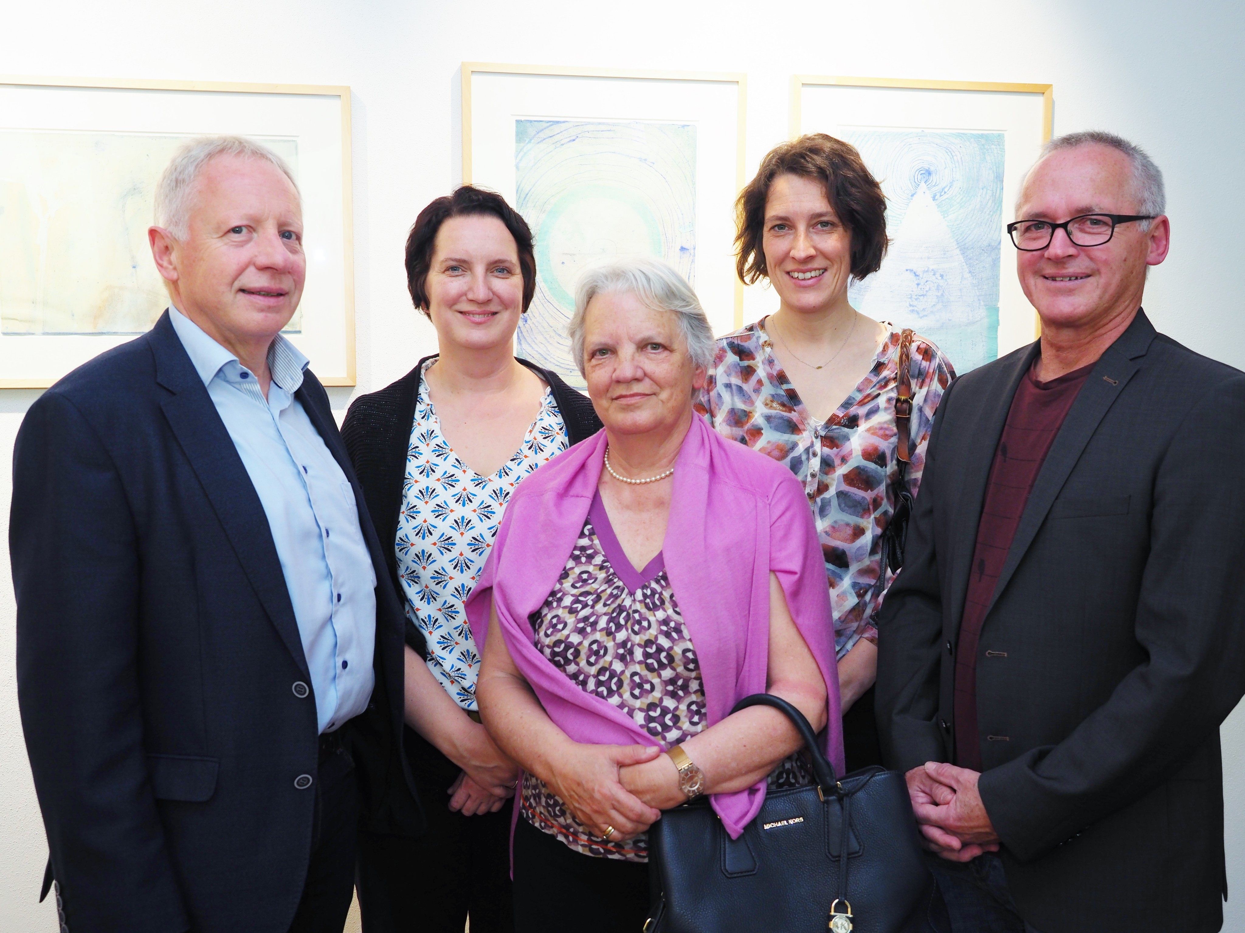 Bildungshausleiter Christian Kopf und Kurator Georg Vith mit der Familie des Künstlers beim Erinnerunsabend. Bildungshausleiter Christian Kopf und Kurator Georg Vith mit der Familie des Künstlers beim Erinnerunsabend.