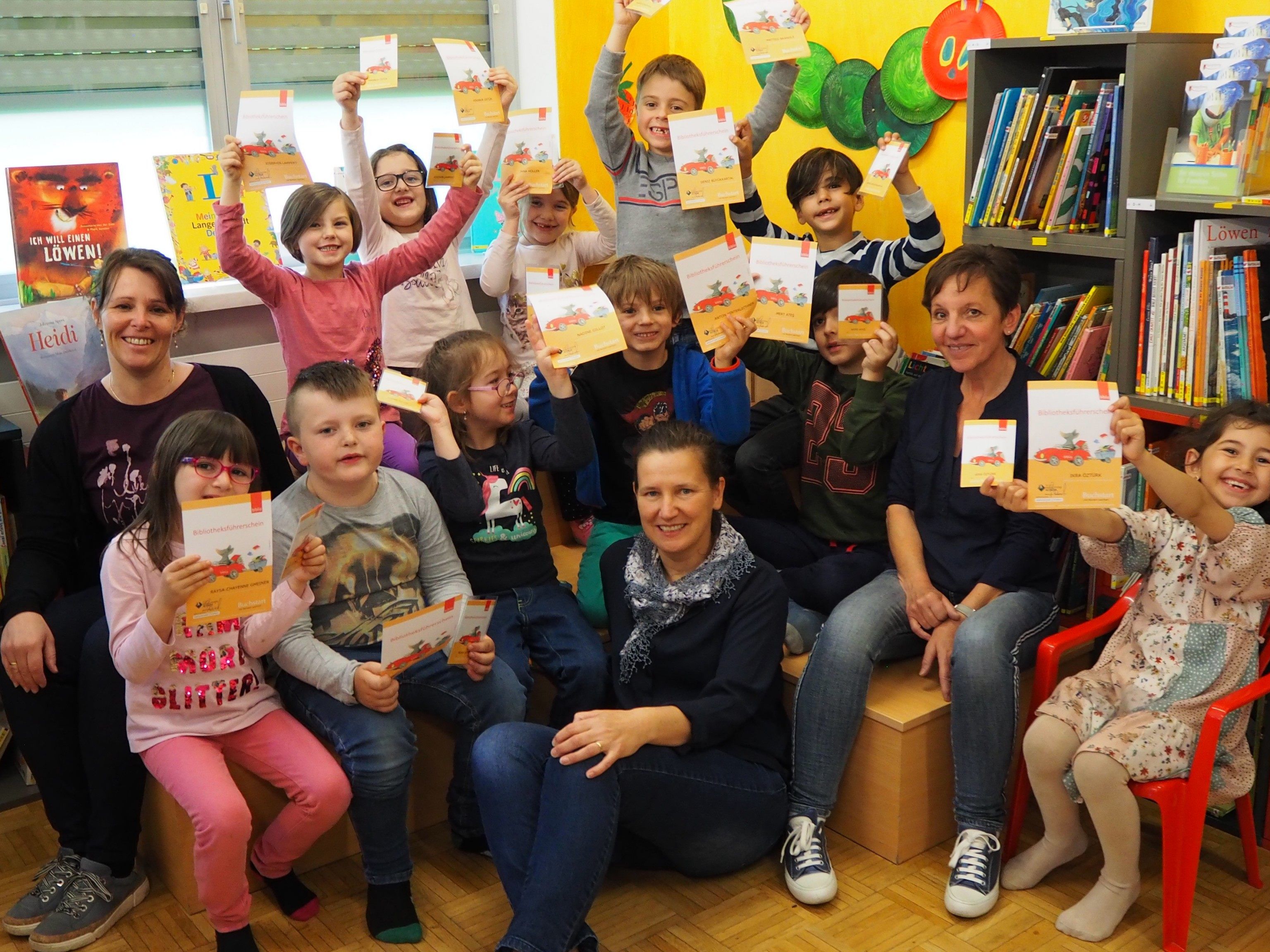 Wilma Schneller (links), Tamara Basile (mitte), Evi Gaiser (rechts) und die Altacher Vorschulklasse Wilma Schneller (links), Tamara Basile (mitte), Evi Gaiser (rechts) und die Altacher Vorschulklasse