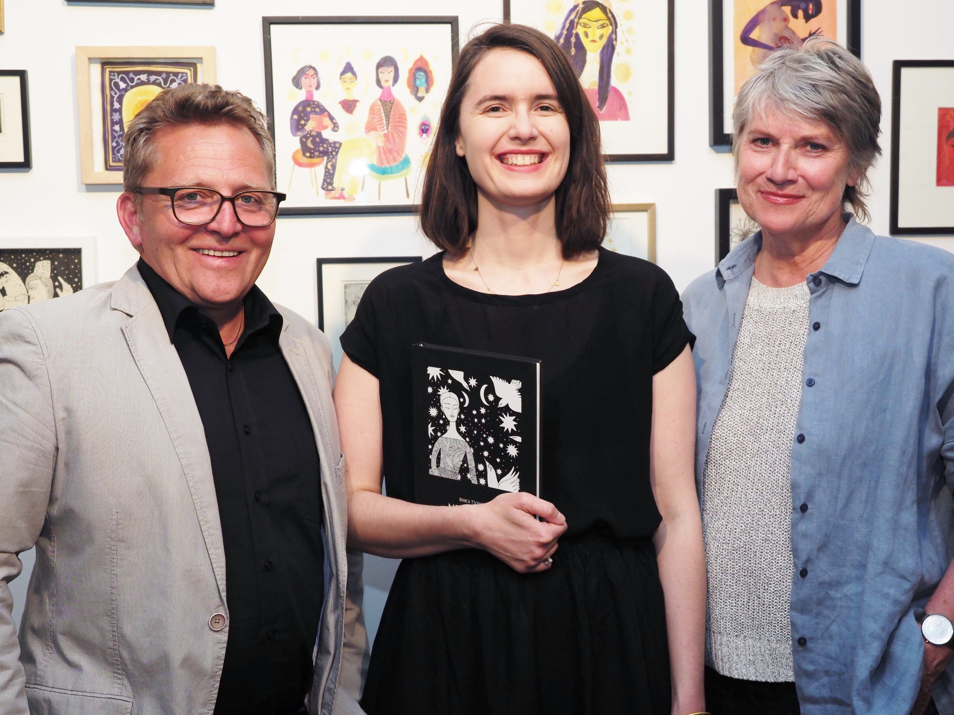 Künstlerin Bianca Tschaikner mit Theaterleiter Augustin Jagg und Alma Nußbaumer beim Erzählabend.