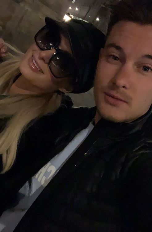 Hilton versteckt sich hinter einer großen Sonnenbrille und trägt eine Mütze. Hilton versteckt sich hinter einer großen Sonnenbrille und trägt eine Mütze.
