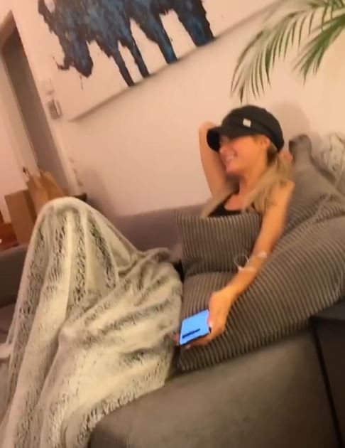 Paris verpasst sich vor der Partynacht eine Infusion. Paris verpasst sich vor der Partynacht eine Infusion.