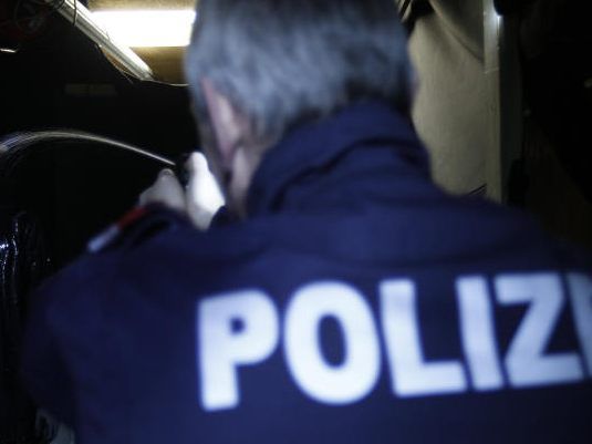 Symbolfoto: Ein Polizist versprüht bei einem Einsatztraining Pfefferspray