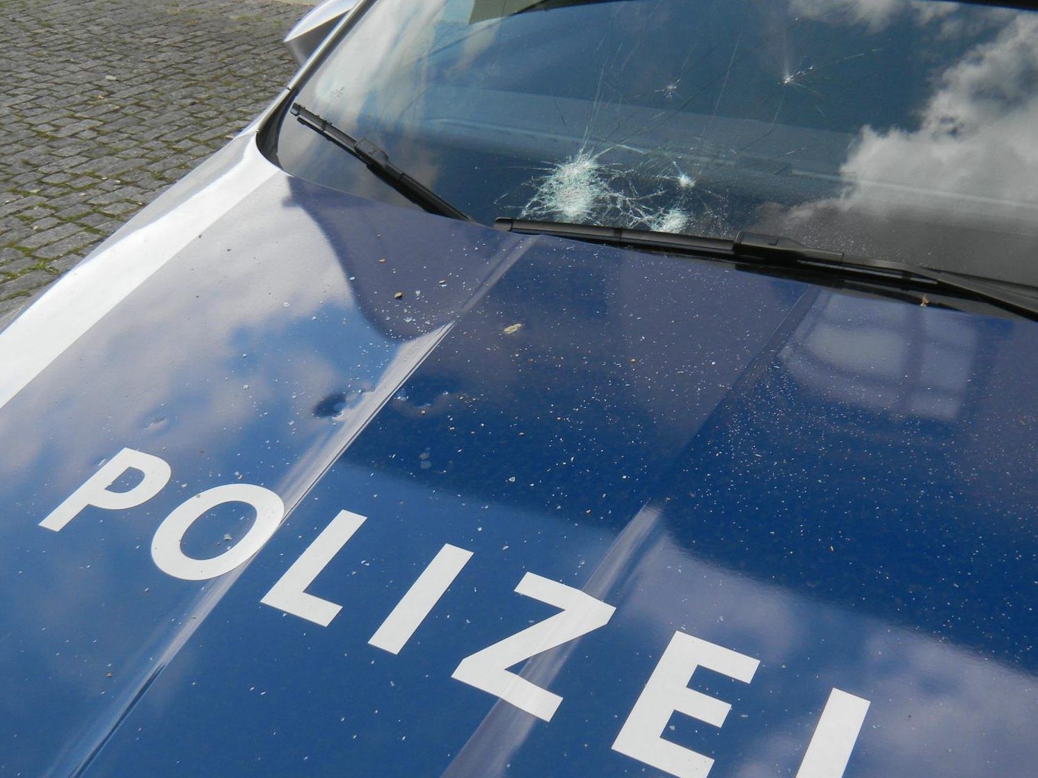Der Mann beschädigte das Polizeiauto mutwillig. Der Mann beschädigte das Polizeiauto mutwillig.