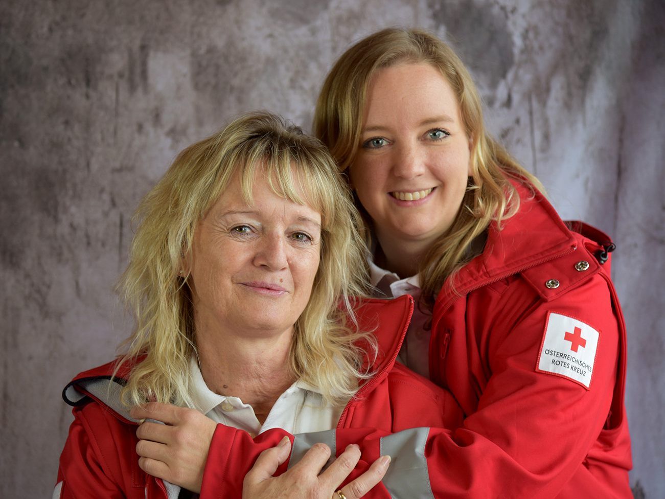 Sabine Lampert und Tochter Elisabeth Lampert engagieren sich leidenschaftlich im Ehrenamt. Sabine Lampert und Tochter Elisabeth Lampert engagieren sich leidenschaftlich im Ehrenamt.