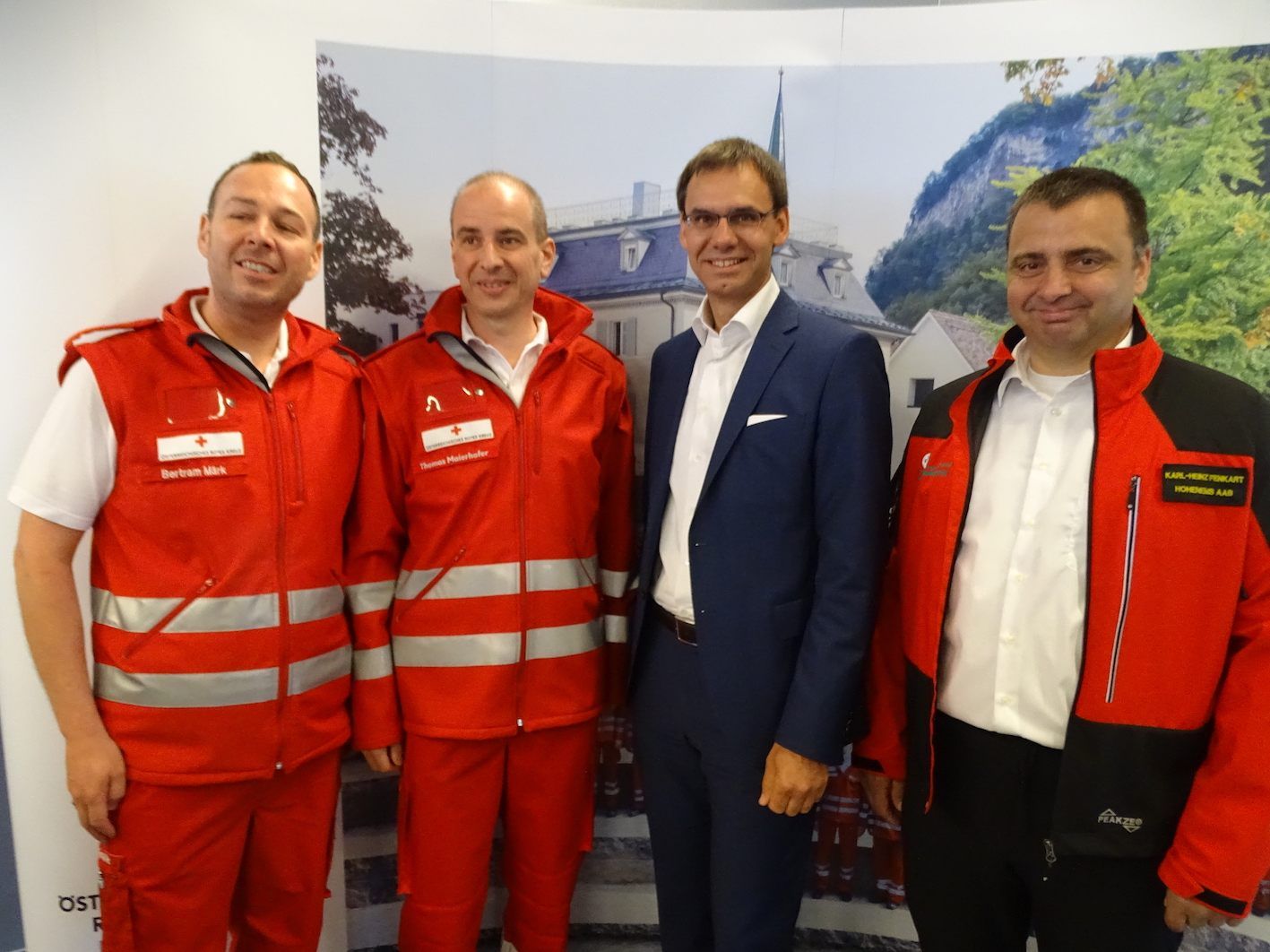 LH Markus Wallner mit dem Dienststellenleiter Bertram Märk und den Kommandanten Thomas Maierhofer und Karl-Heinz Fenkart.