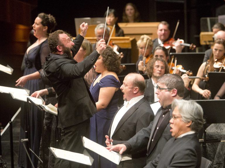 Mahlers „Achte“ unter dem Weltklassedirigenten Petrenko kann man als Jahrhundertereignis für unser Land bezeichnen.