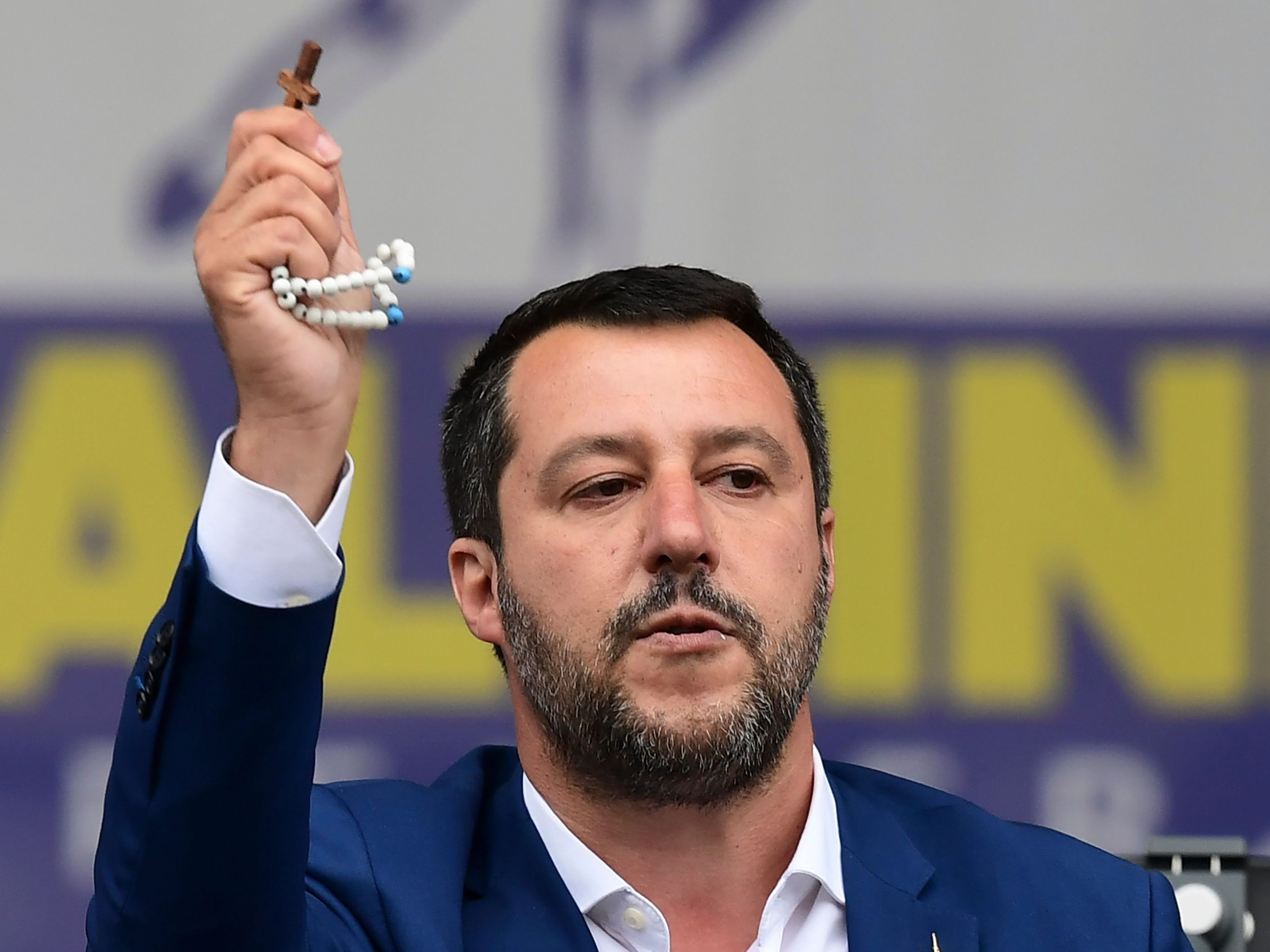 Die Lega um Innenminister Matteo Salvini ist seit einem Jahr in der Koalition mit der populistischen Fünf-Sterne-Bewegung in der Regierung. Die Lega um Innenminister Matteo Salvini ist seit einem Jahr in der Koalition mit der populistischen Fünf-Sterne-Bewegung in der Regierung.